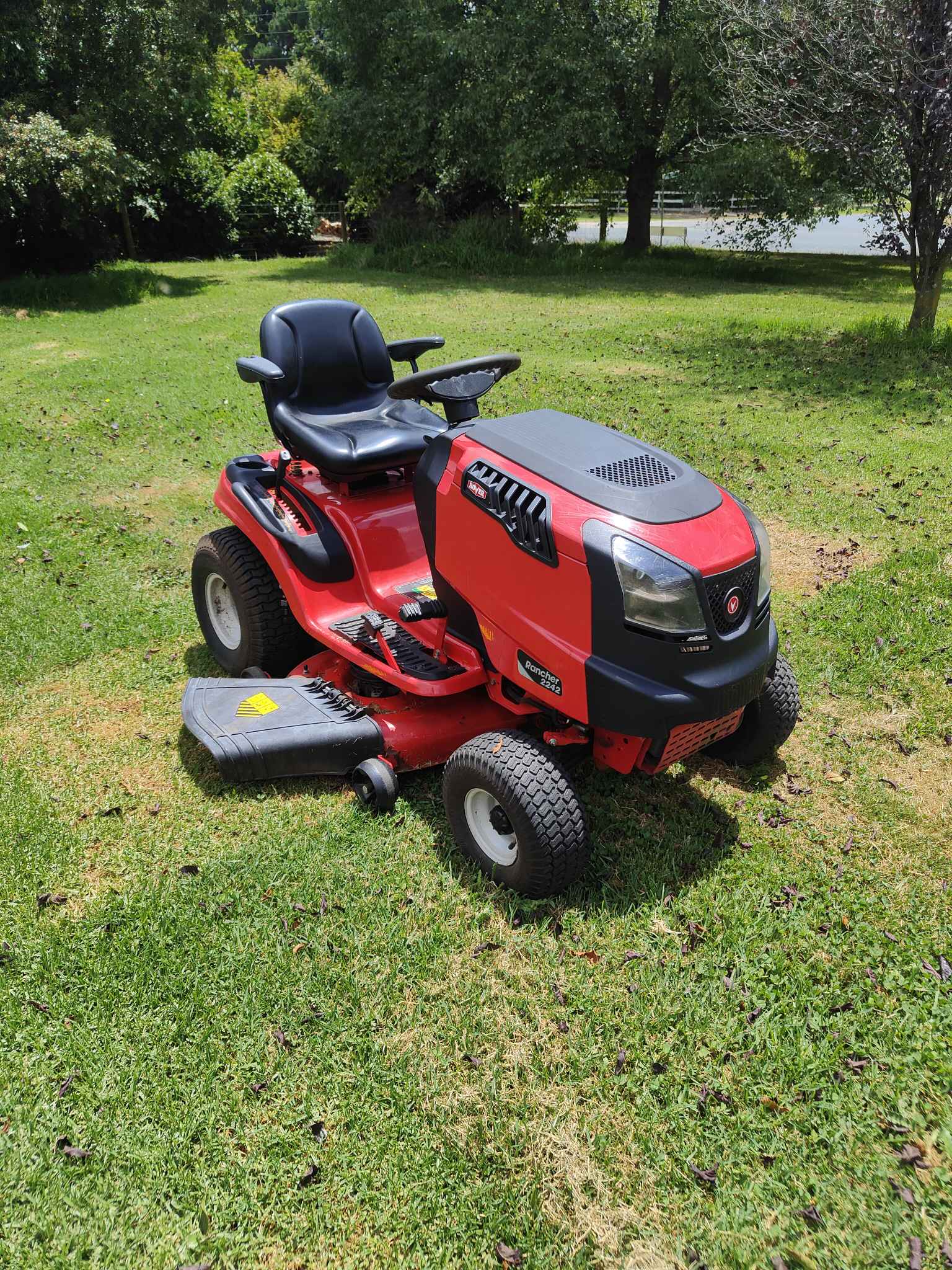 Rover rancher 22hp vtwin ride on mower 42