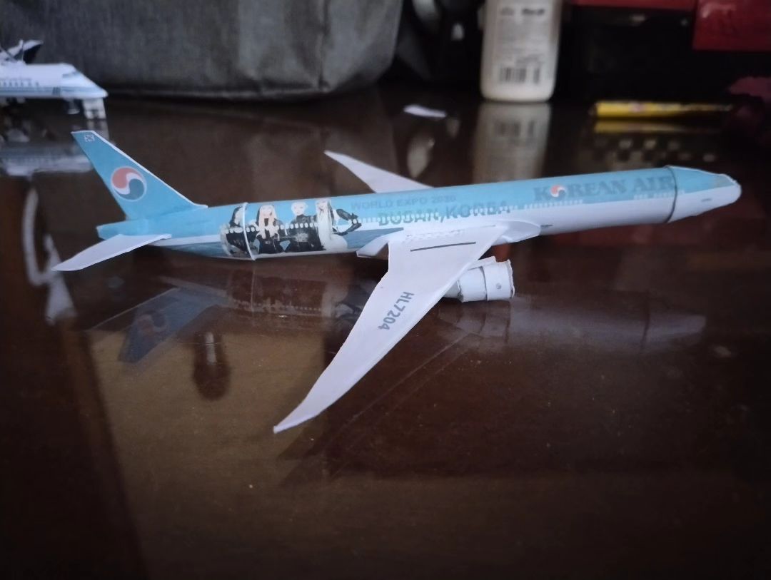 Korean Air B777-300ER (HL7204) Blackpink Papercraft Model