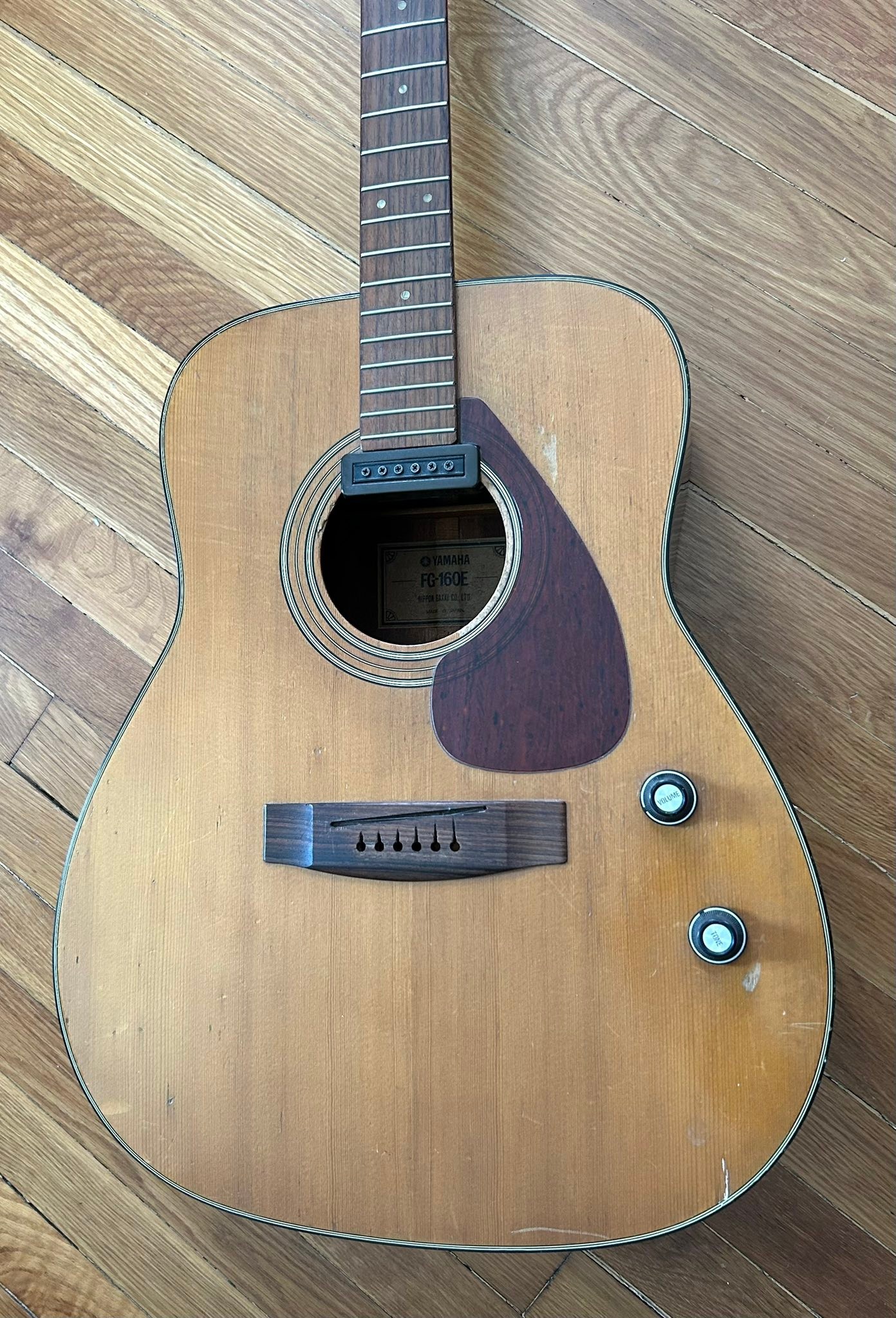 What are the details of the Yamaha FG-152B guitar?