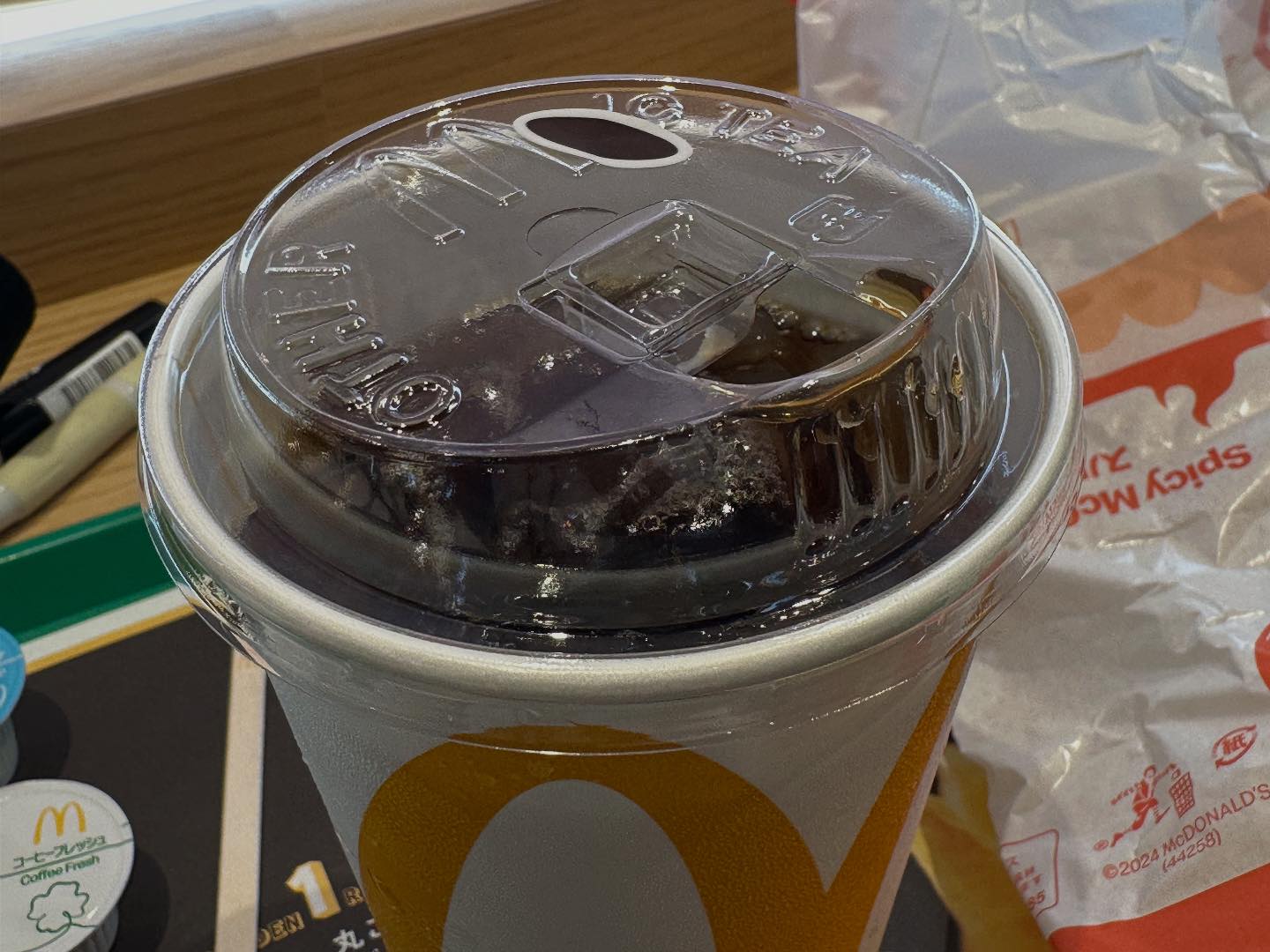 マックのアイスコーヒー、 蓋が、今までは ストローをさすタイプだった 