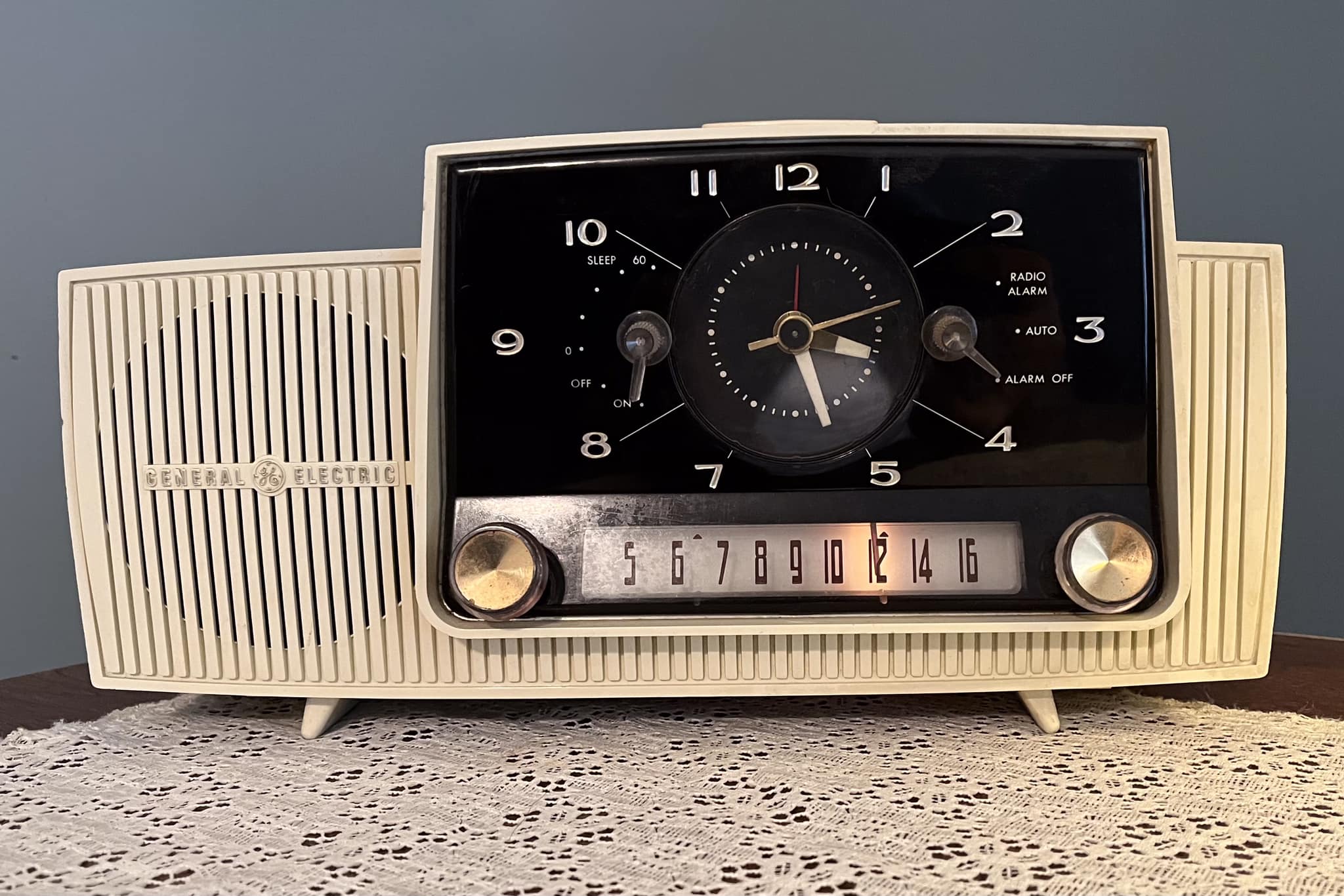 Vintage 1960s General Electric C517 clock radio
