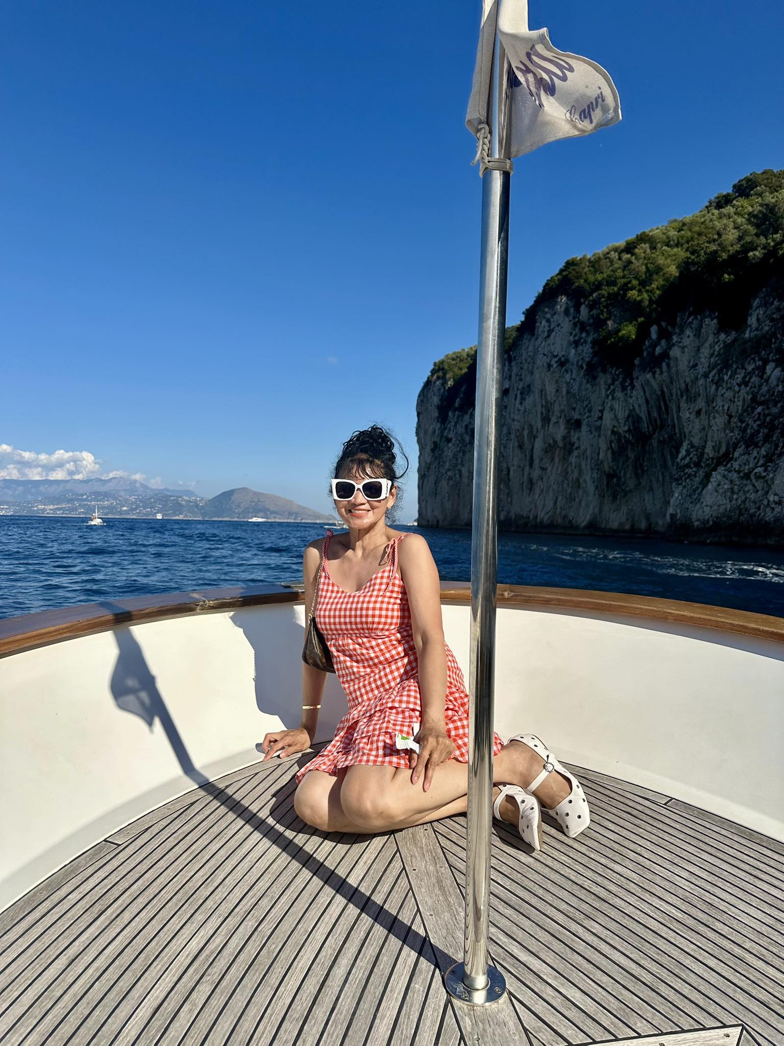 blu grotto dress code What to wear on a blue boat tour? men shoes Kentucky Derby Attire – Lining:Line the front & back bodice