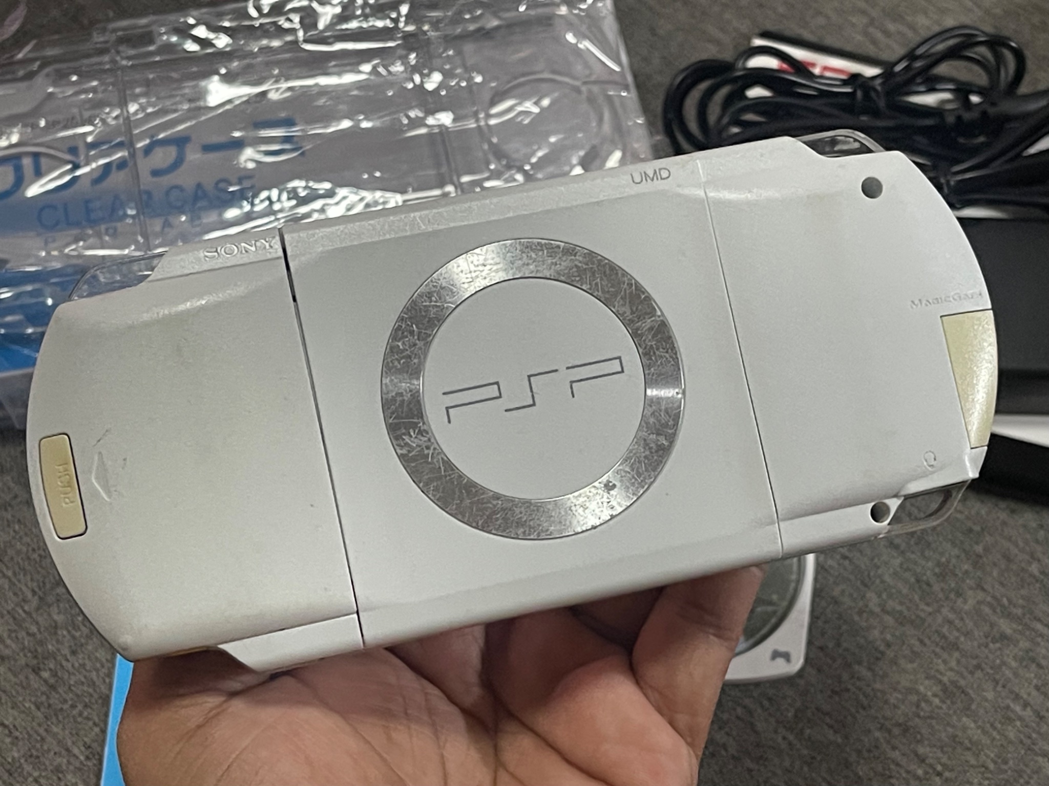 PSP PHAT 1000 V1 **Glossy Ceramic White** 32GB (Smooth, Full of Games)