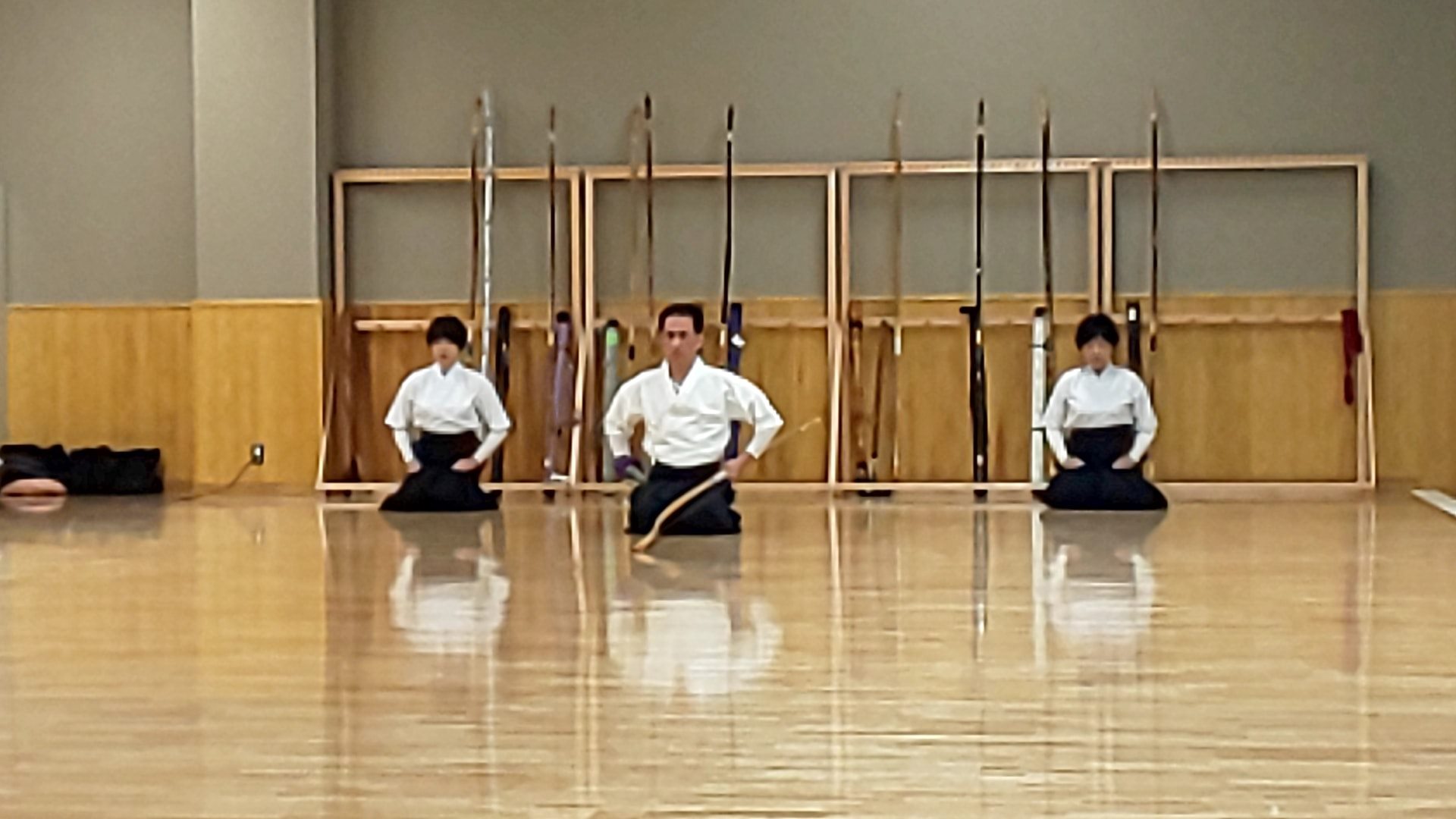 三条弓道会 - 初めに矢渡し(やわたし)をします。射手(いて。弓矢を引く 
