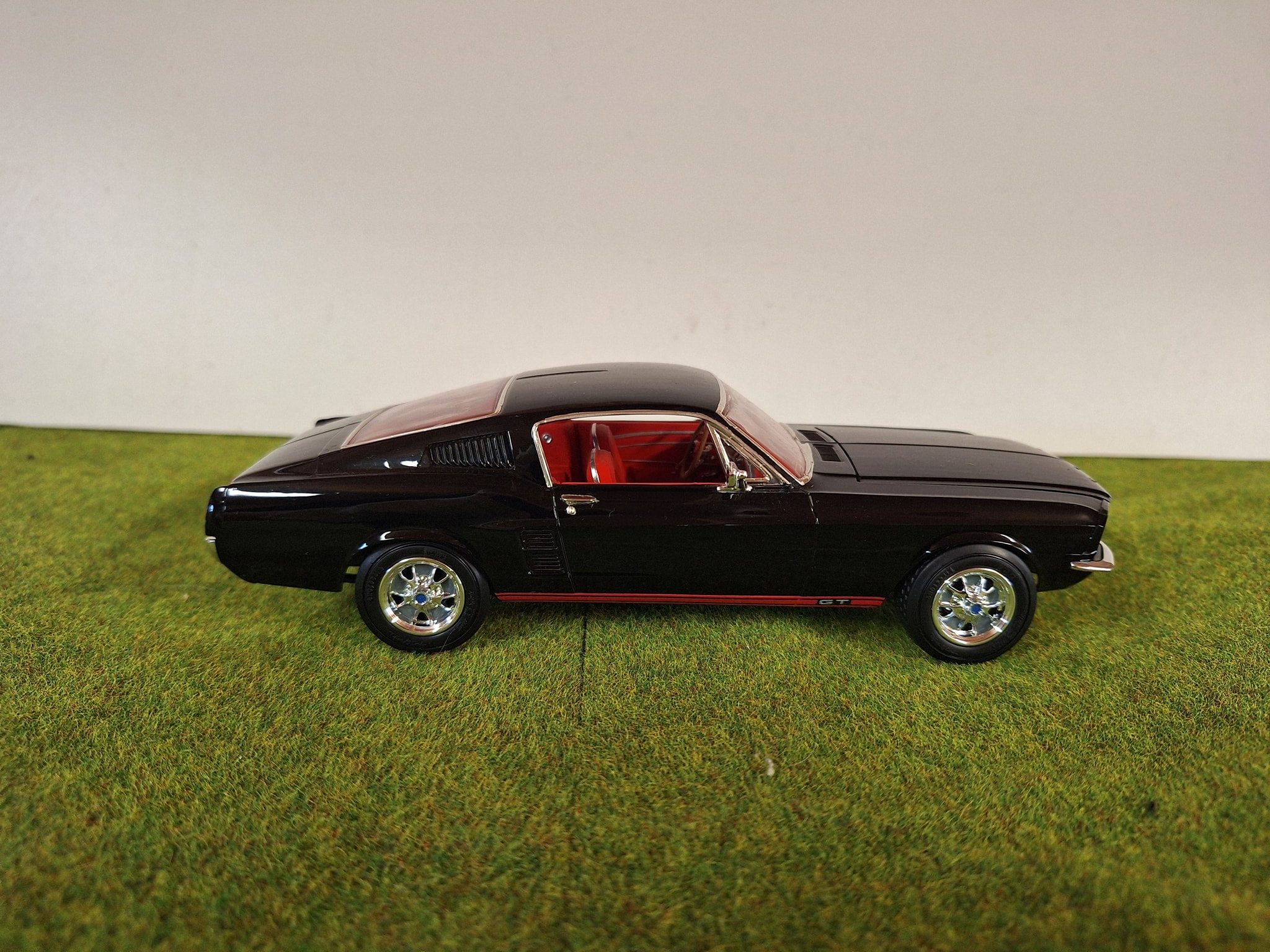 Amt ertl 1/25. 1967 Ford Mustang fastback GT. Built 1996