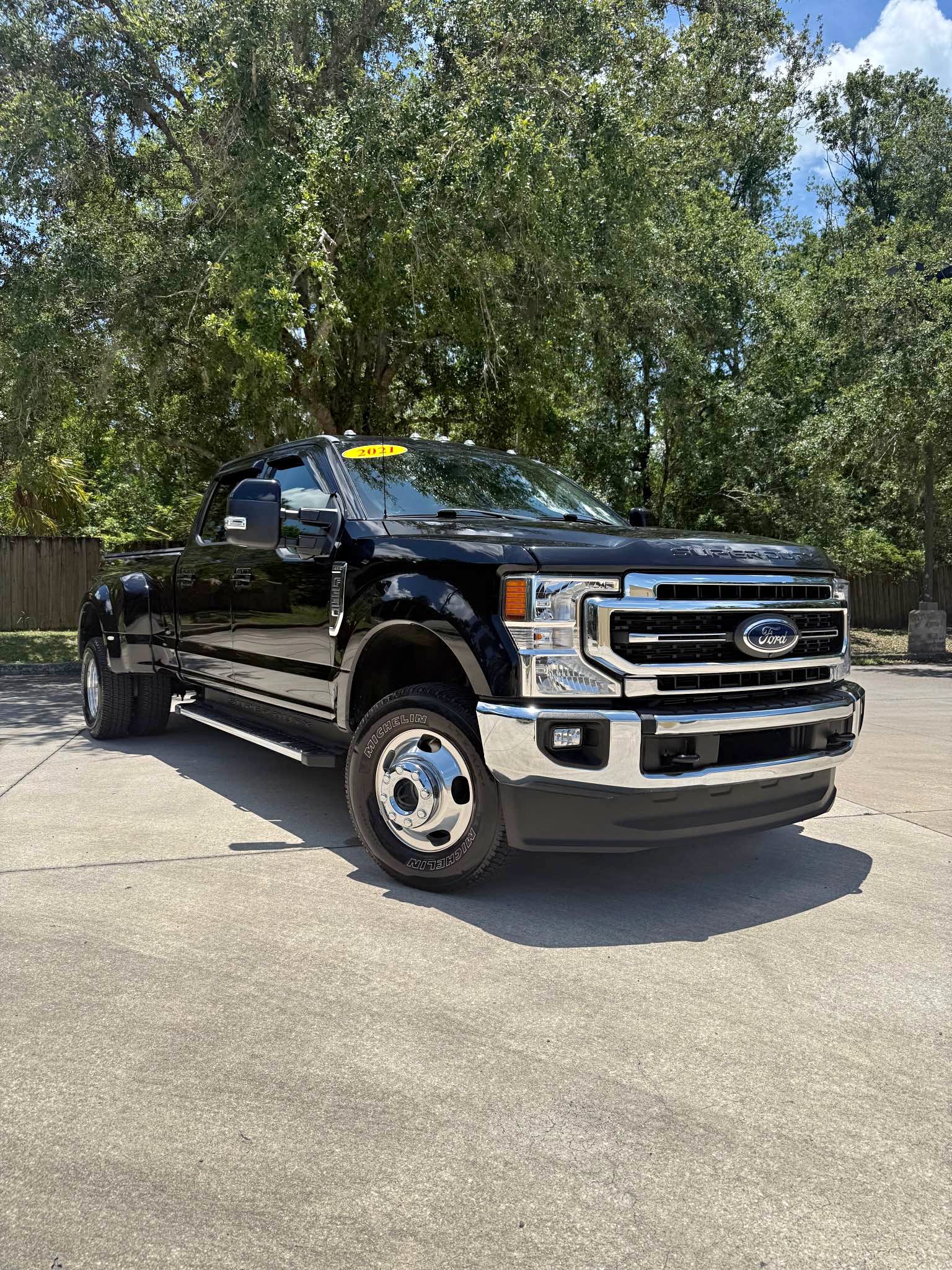 2021 Ford F350 Super Duty Crew Cab · LARIAT
