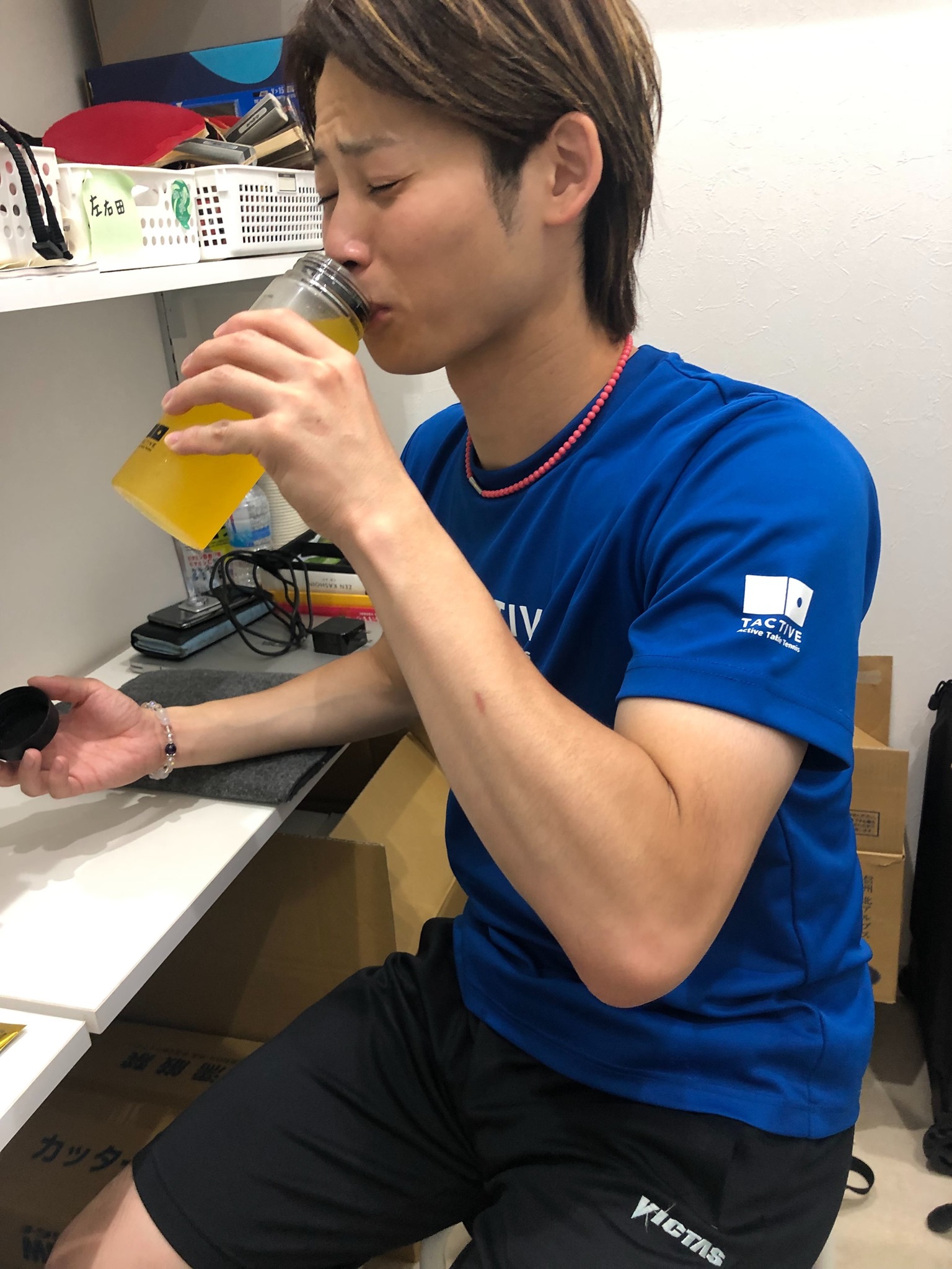 タクティブ Tactive 自由が丘店 櫻井コーチ の オリジナルタクティブボトル シリーズ第二弾 レッスン前の控え室にて メダリスト飲んでますが 酸っぱそう このボトルがもらえるお友達紹介キャンペーンも8月31日まで タクティブ Tactive ご友人紹介特典