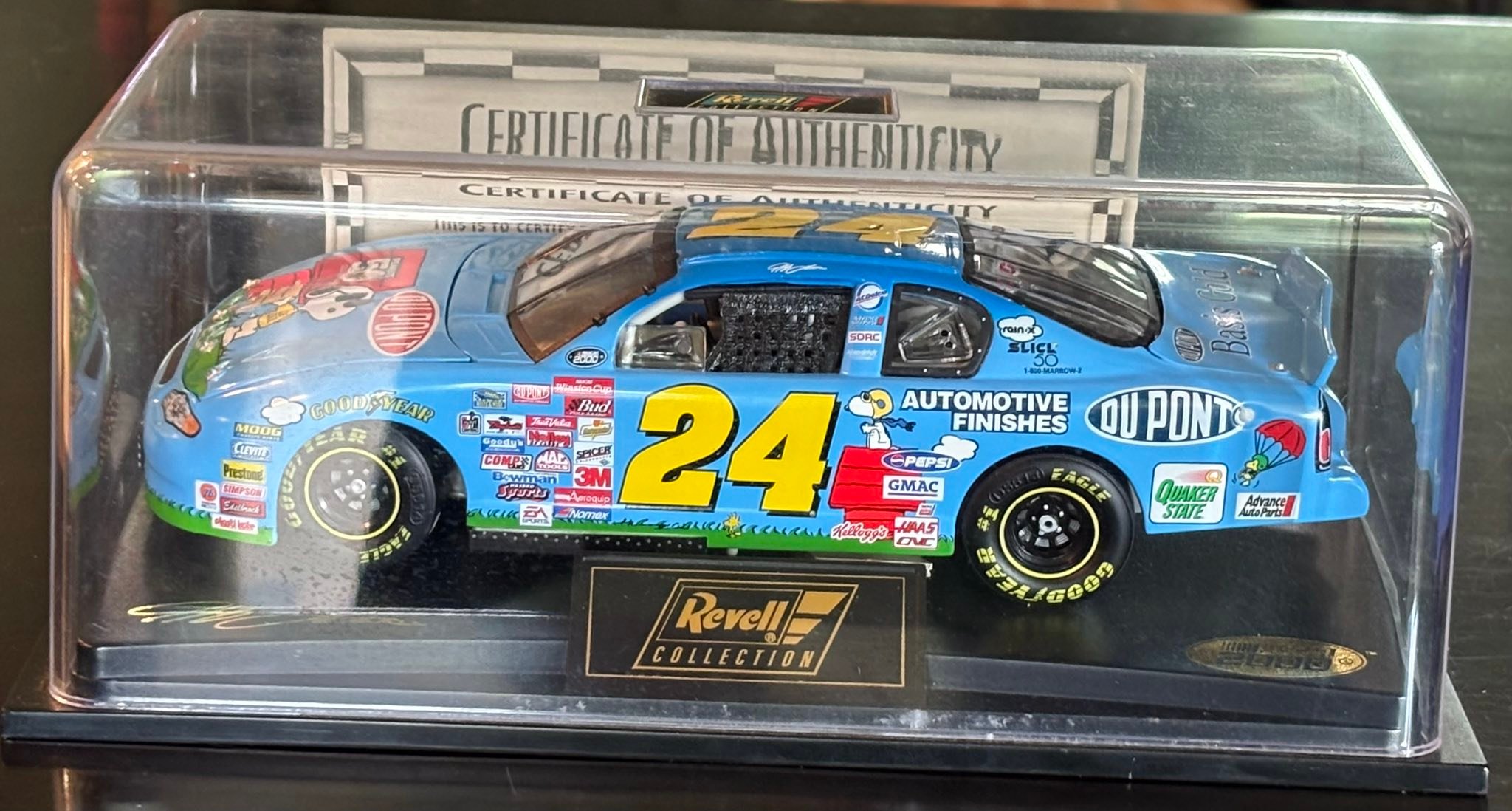 Jeff Gordon #24 DuPont Peanuts Snoopy 1:24 diecast Revell collection
