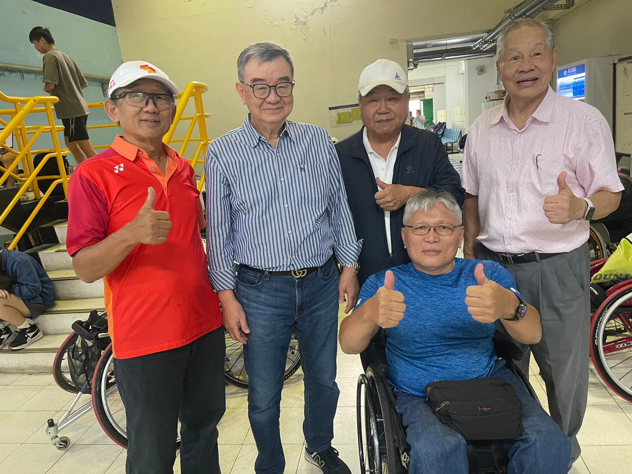 張思敏 - 雨天備案：由於下雨，凱靖盃輪網賽移至國立體大室內網球舘，輪椅排滿走道，今晚需挑燈夜戰，直到完成賽程，明天最... | Facebook