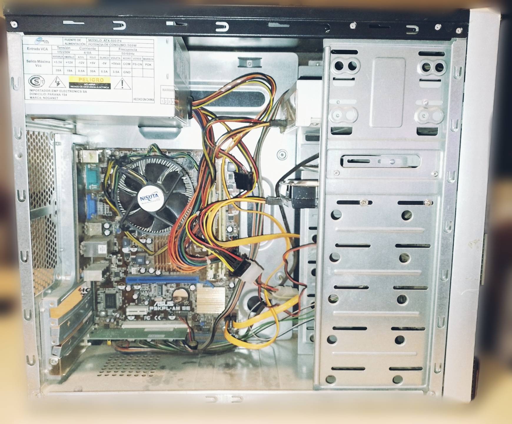 Cpu sola (gabinete y sus componentes internos). Procesador doble