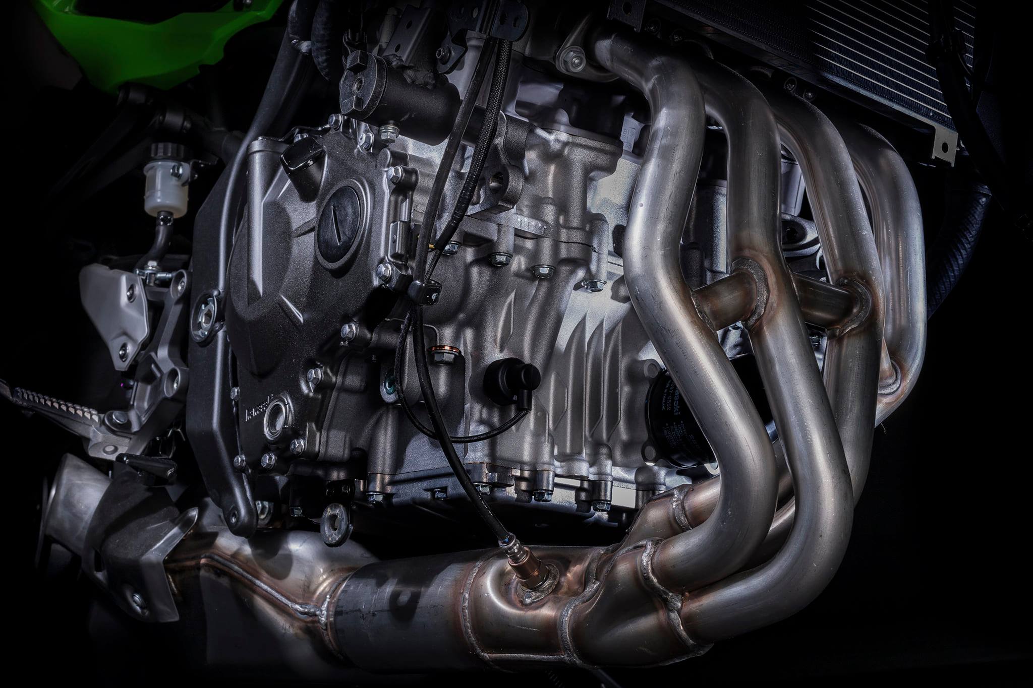 Kawasaki 250TR エンジン Kawasaki - [Ninja ZX-25R Features: The Only In-Line Four Engine in