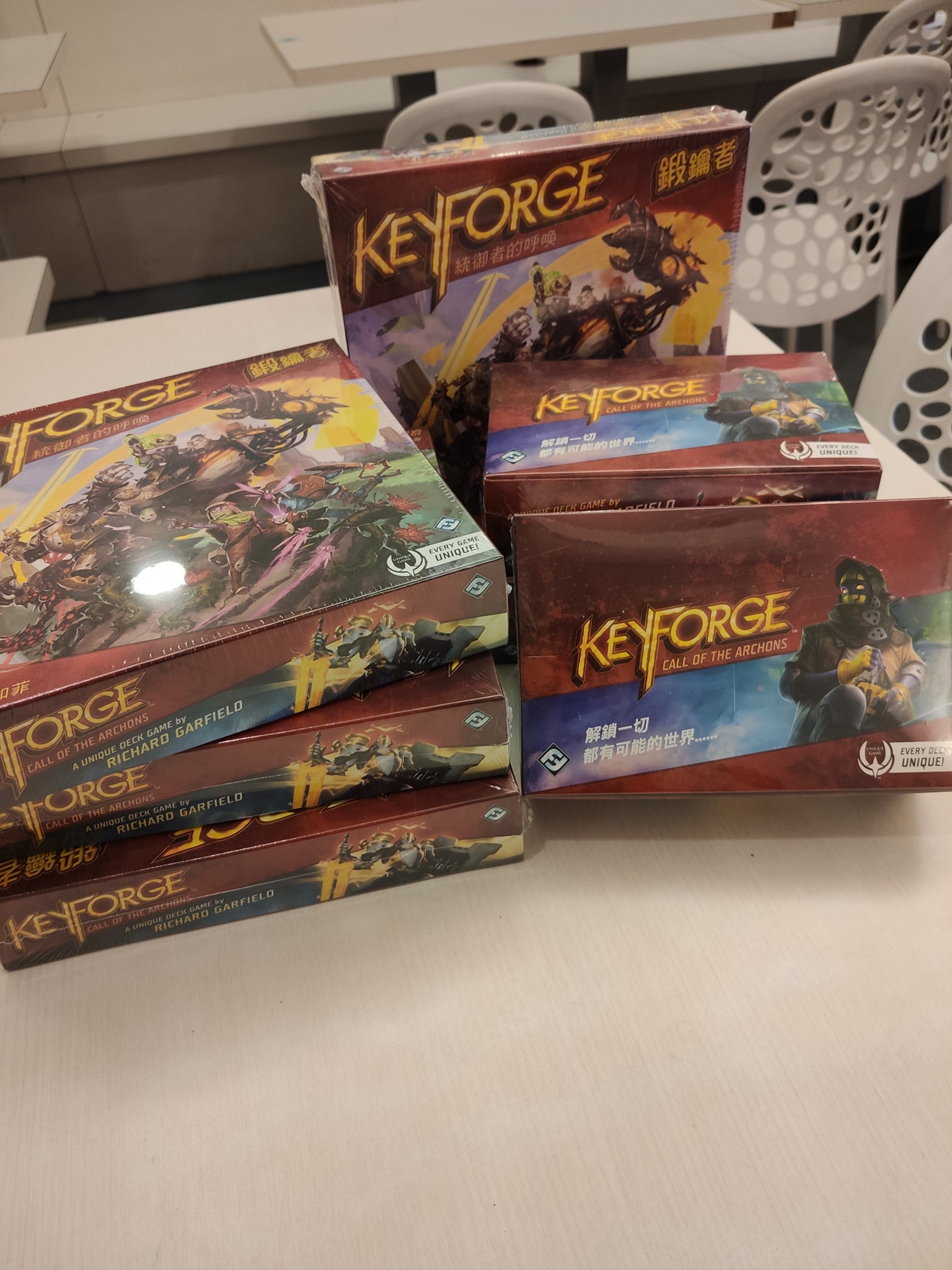 玩具牧場東海店 - 鍛鑰者 Key Forge 中文版到貨囉 這是一款全新概念的雙人卡牌對戰遊戲...