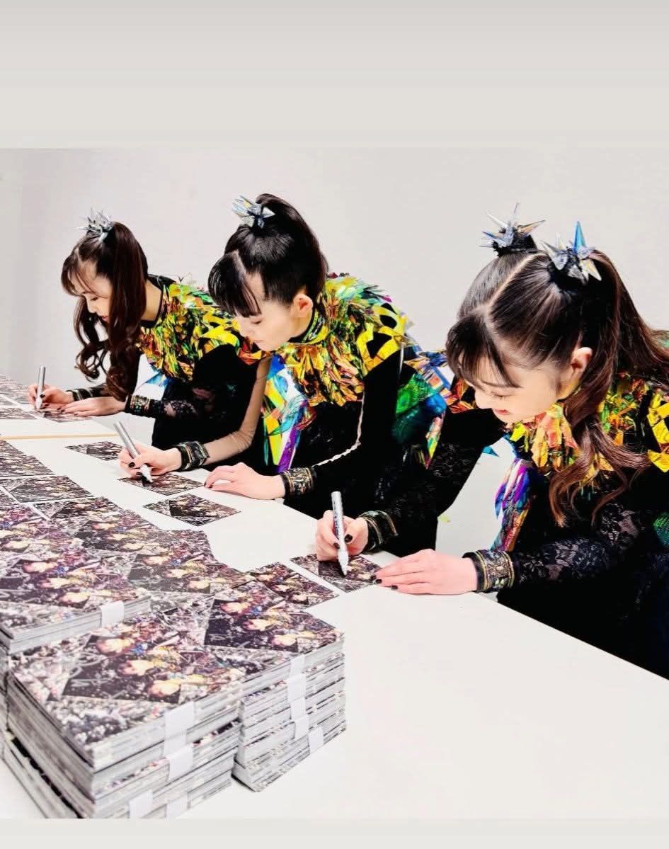 BABYMETAL showing off the METAL FORTH (DELUXE EDITION) vinyl! The