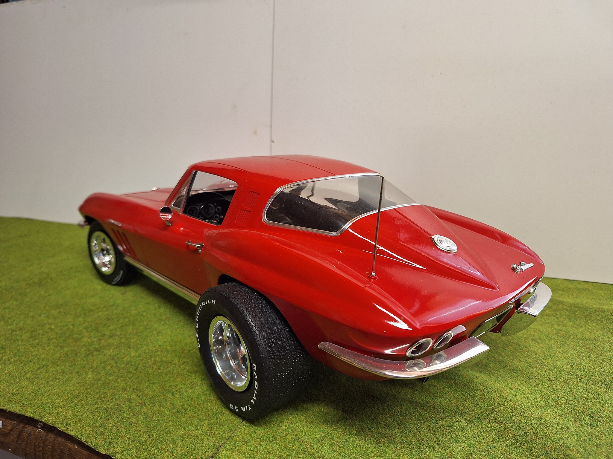 Monogram 1/8. 1965 Chevrolet Corvette stig Ray. Built 2000.