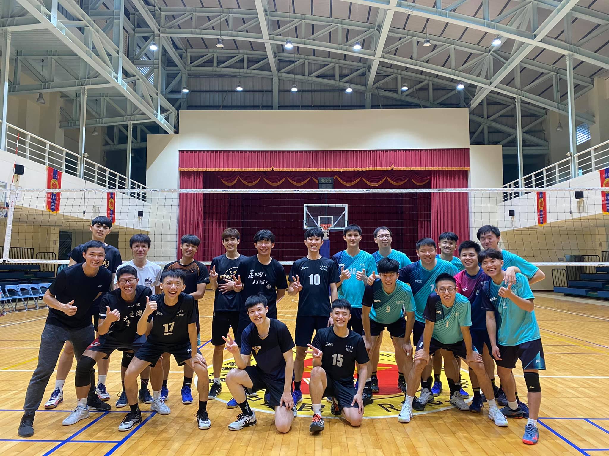 臺師大男乙排 - 【台師大與國防醫友誼賽】 左邊不知道是有心結還是彼此太臭了 也隔太開
