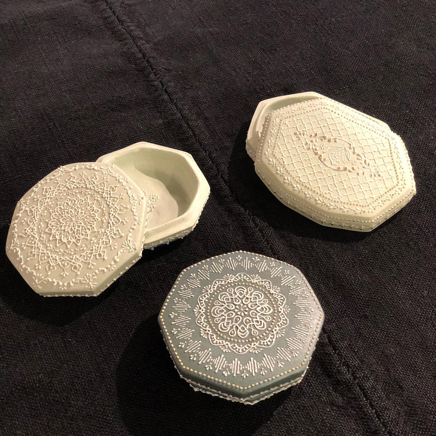 和田由記子個展2日目 現時点であるものご報告します。 鳥ふたもの含め 