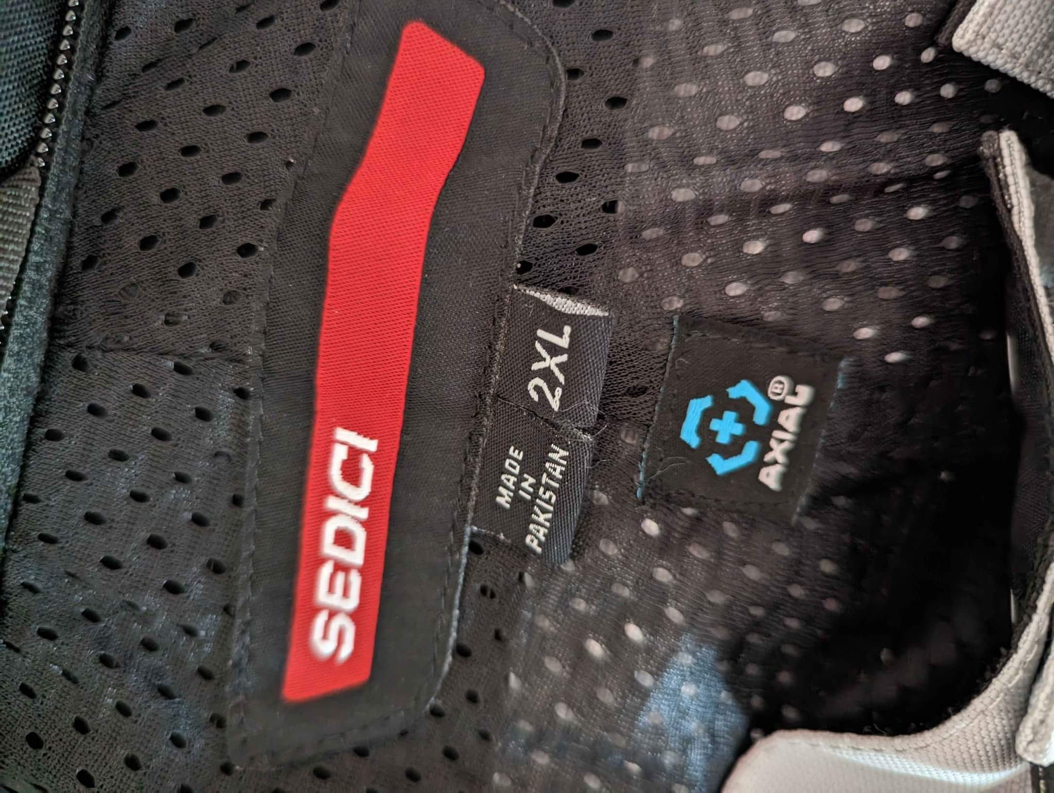Selling a pair of Iron Jias JIA-XZ002H motorcycle riding shoes