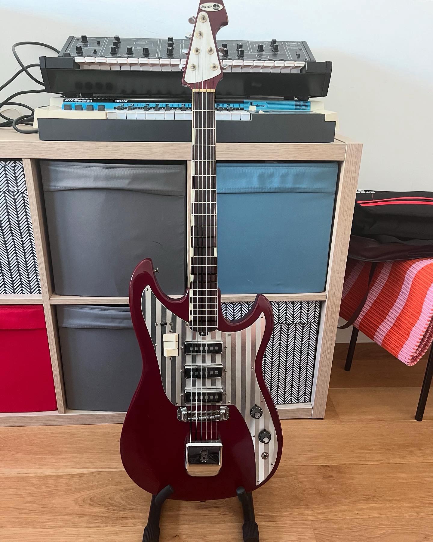 Hello there! This is my cheesy Teisco YG6❤️