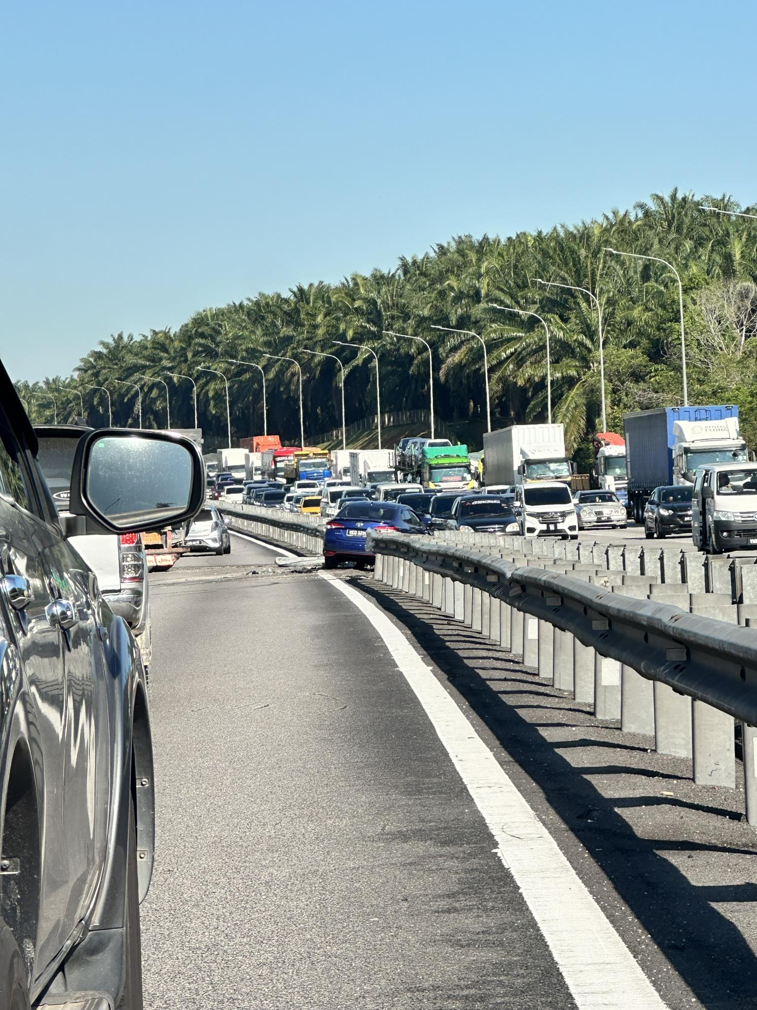芙蓉吹水站（新版） | Seremban to KL highway jam…很严重车祸，差不多4 条lane都被block着了 | Facebook