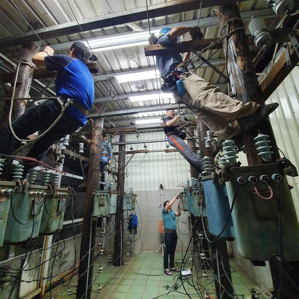 正大電機補習班 室內配線乙級第三站示範教學 與第二站 和丙級室配 工配學員練習情形 我們將在12月中開始第二站模擬 Facebook