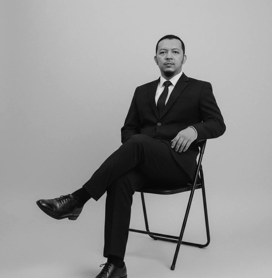 Andri - Kata Chat Gpt: Foto ini menampilkan seorang pria dengan ...