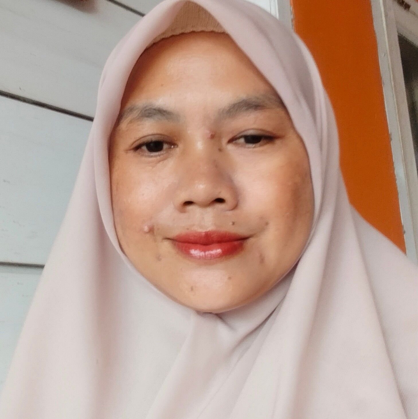 The daily routine of a housewife is washing dishes. | Syarifah Zaen