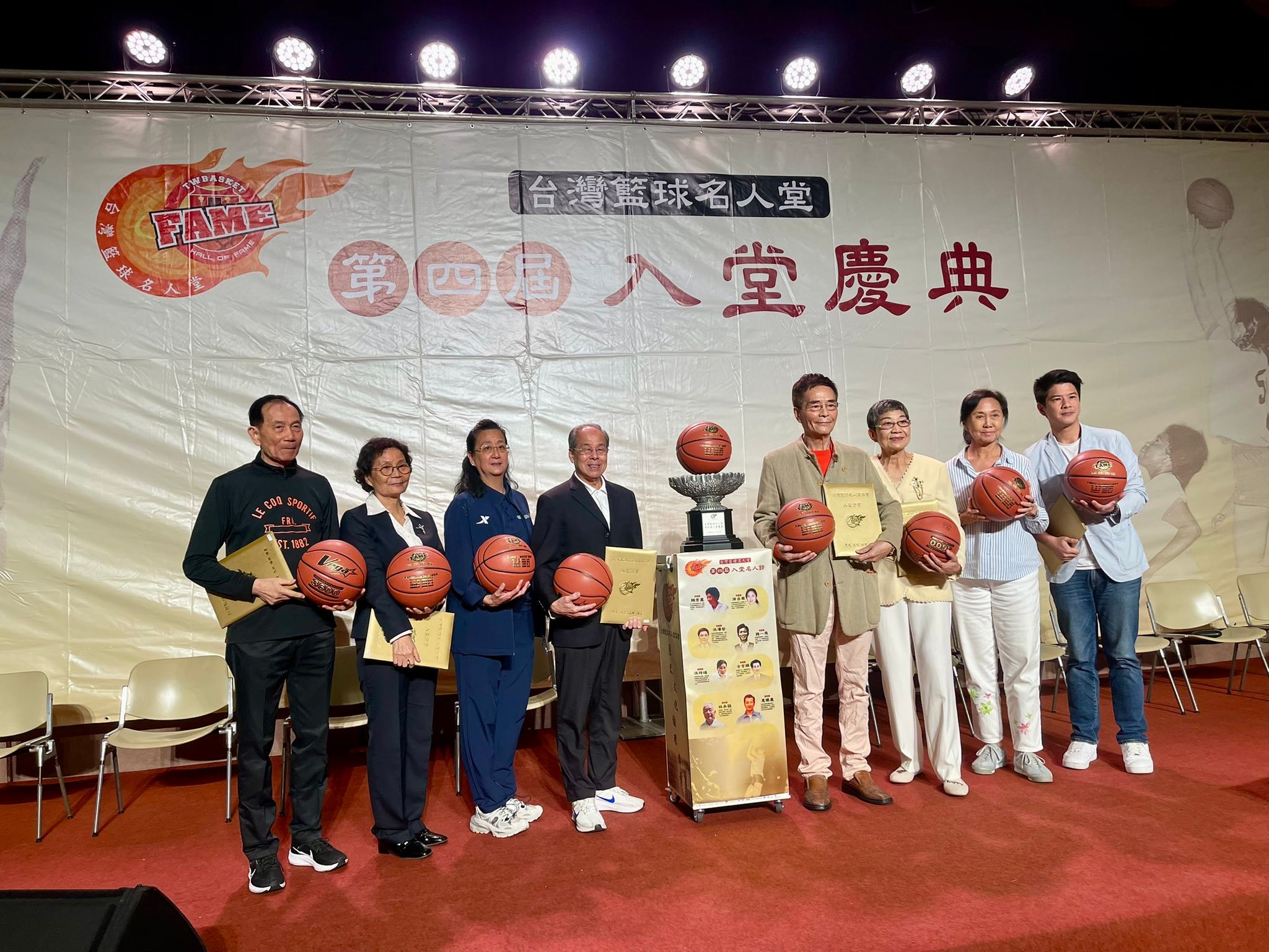 張思敏 - 台灣籃球名人堂入堂典禮，熱烈登場，—樣受到注目，入堂者都暢談籃球的奮鬥史，也鼓勵年輕球員們，要永不放棄，努... | Facebook