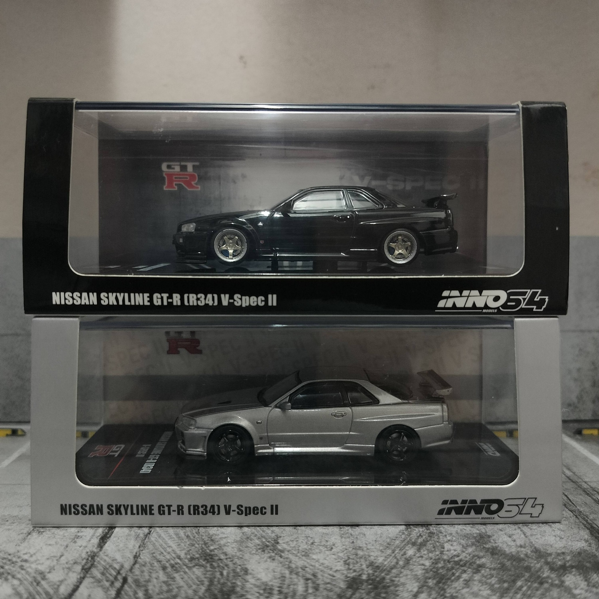 Miniature INNO64 Nissan Skyline GT-R R34 V-Spec II Noir - Boîte Non Ouverte 1:64