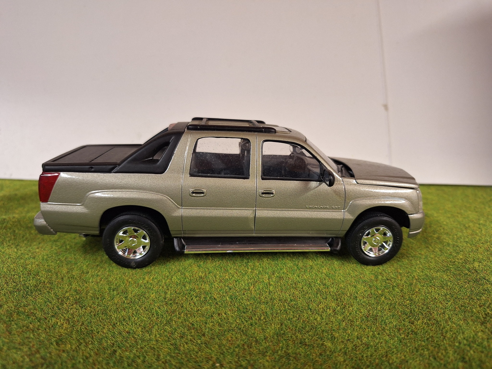 1/25 Revell Zombieland Cadillac Escalade