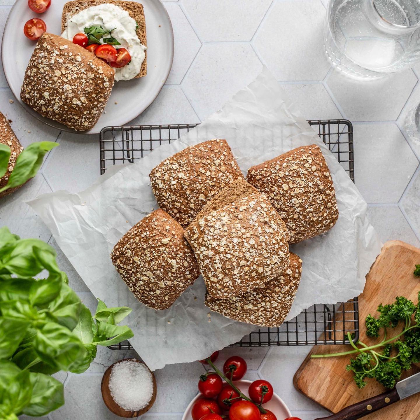 Sinnack - Abendbrot mit unseren kernigen Vollkornbrötchen, Tomaten und ...
