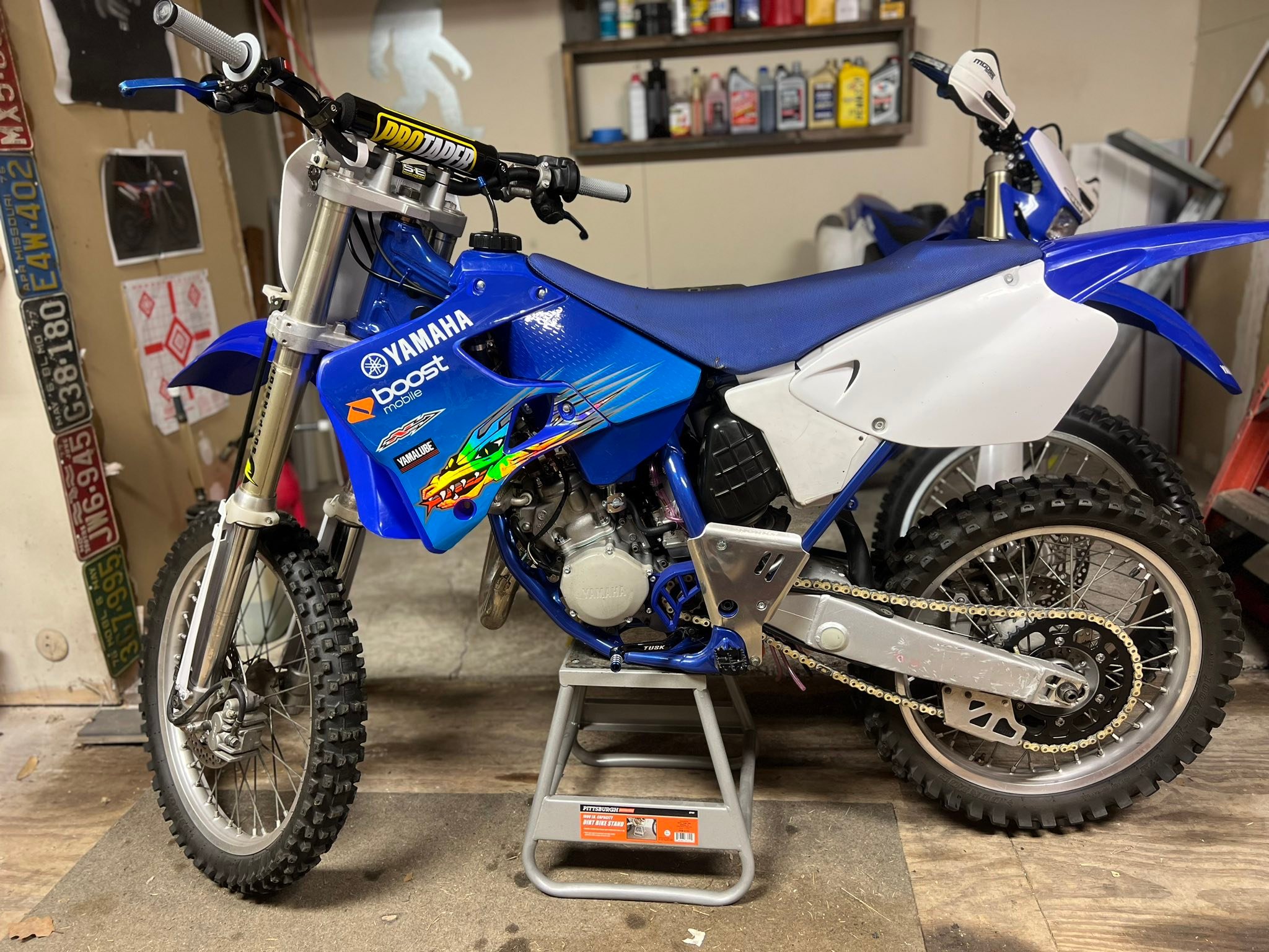 Ripping around on a 1993 YZ125 #2stroke #moto