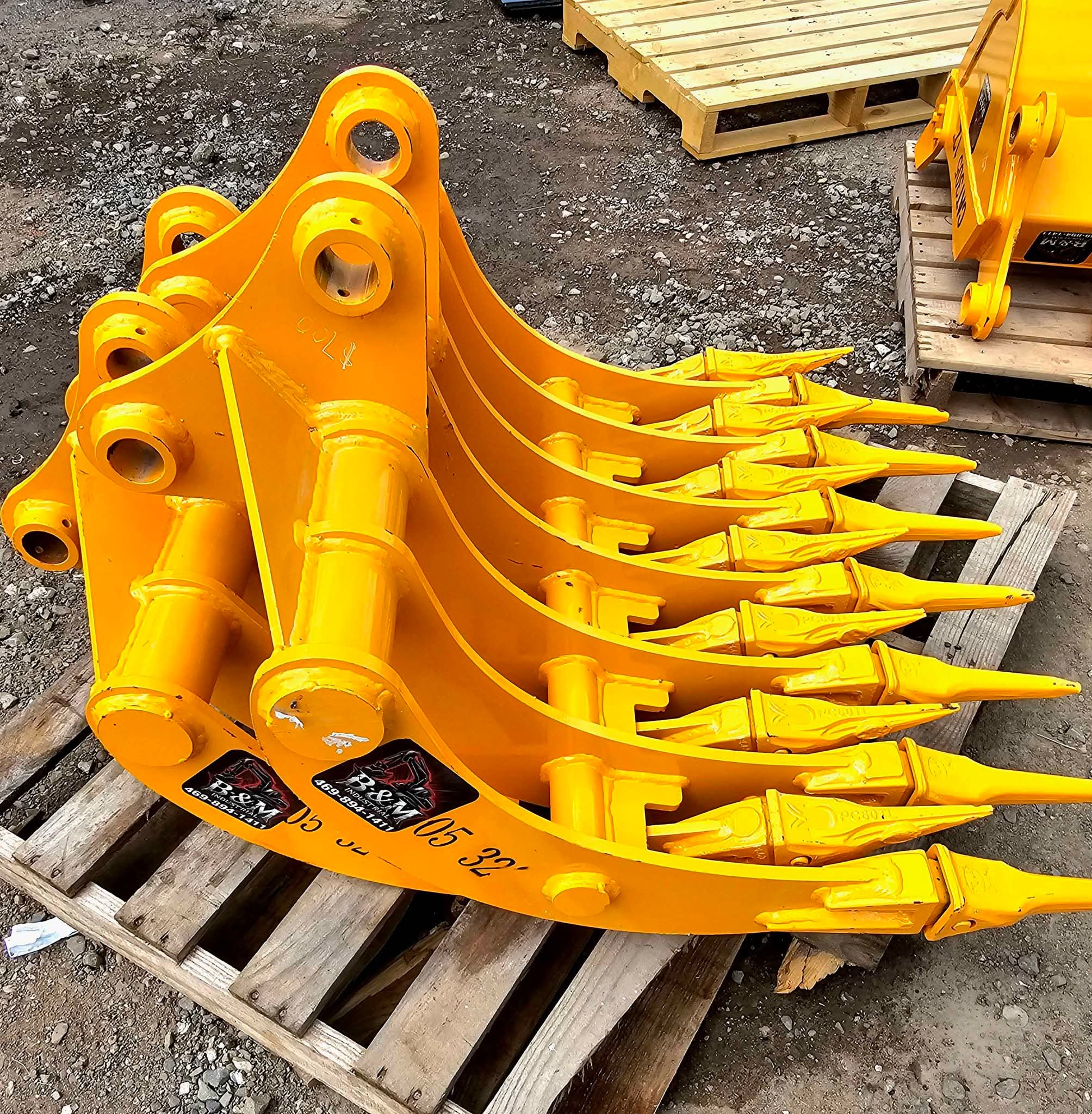 Genuine CAT 304CR Mini Excavator Bucket Ears – 40 Mm Weld-On Set, 10-1/4" Center To Center