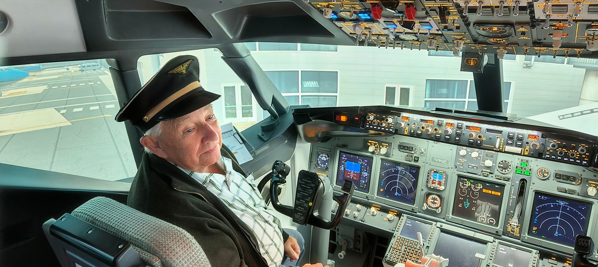Jet2 enthusiasts | We had a Jet2 customer in the simulator last night ...