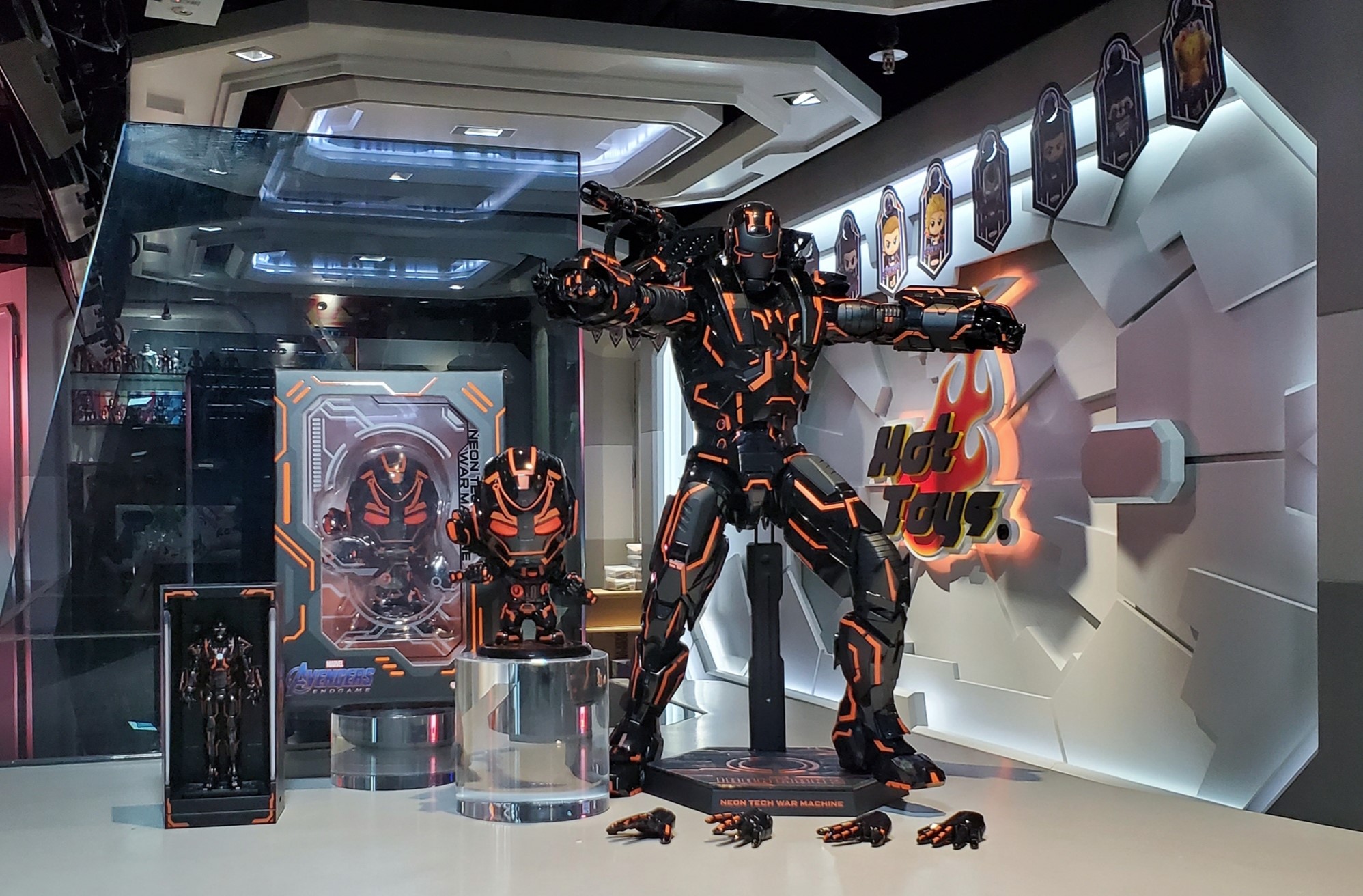 ぴ*ん様 ホットトイズ MMS553D35『アイアンマン２』ウォーマシン（ネオン ホットトイズ MMS553D35『アイアンマン2』ウォーマシン（ネオンテック