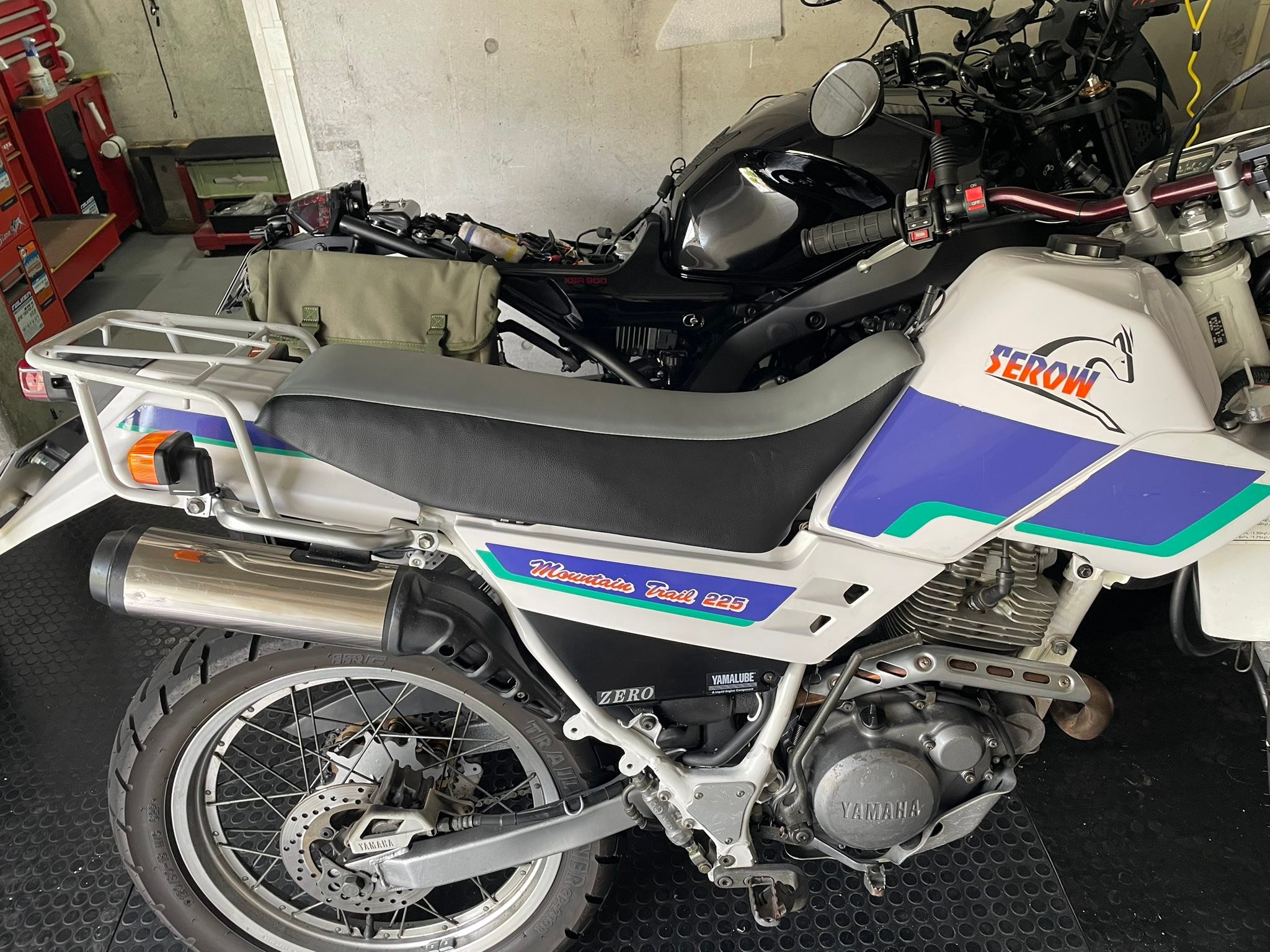 セロー250にはツーリングシートという純正品があることを知りまして 