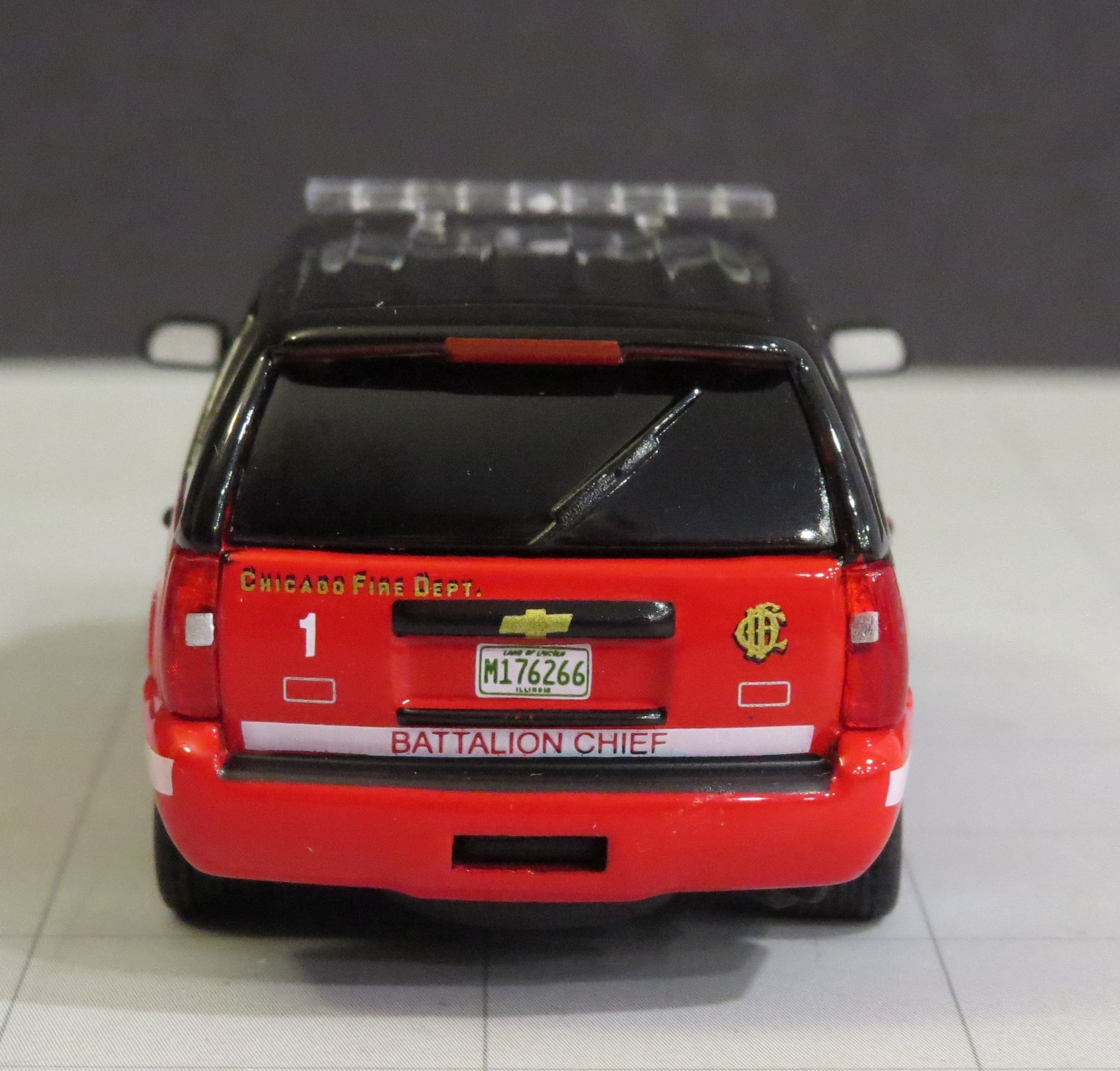 Modellino Pressofuso Chevrolet Tahoe AMR EMS Rescue 1:64 &ndash; 596 Model