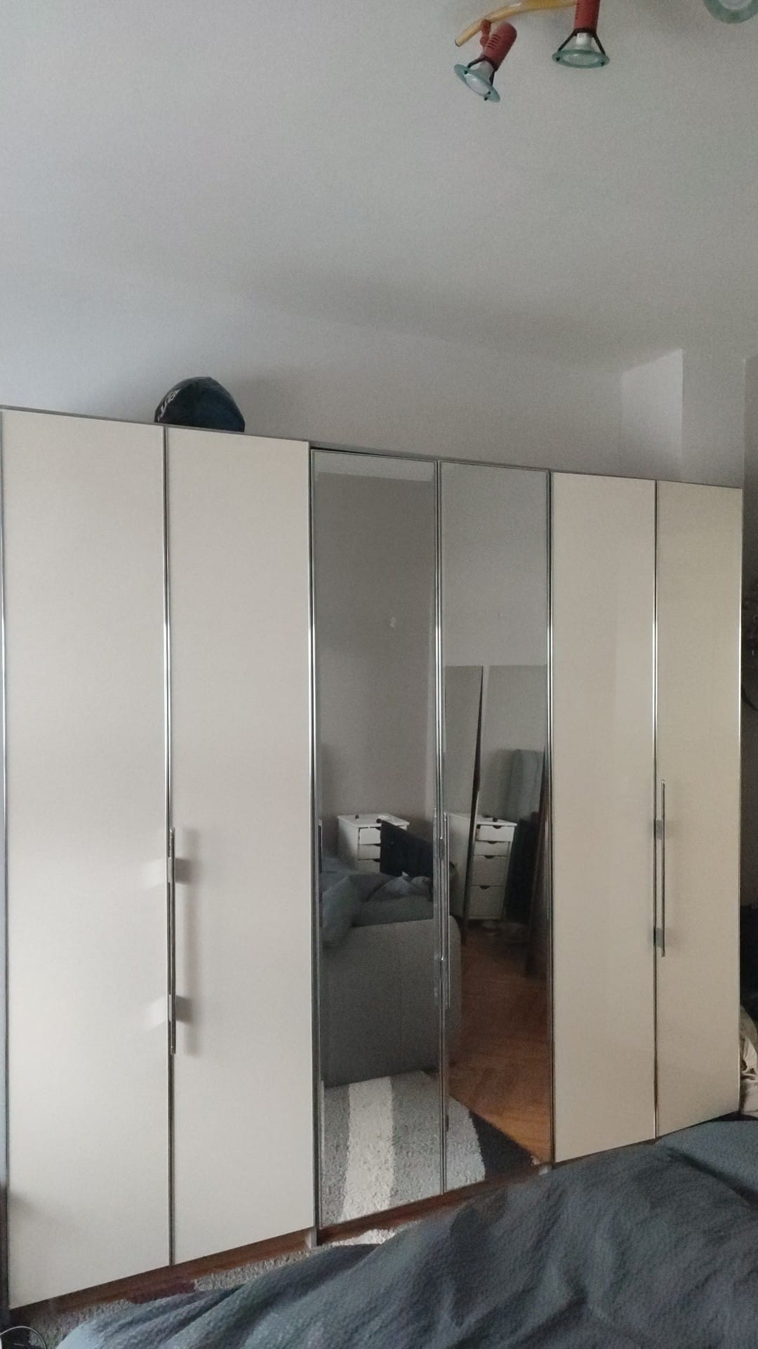 Schrank zum Selbstabbau,zu verschenken. Bei Interesse,bitte PN. (Zellerau)