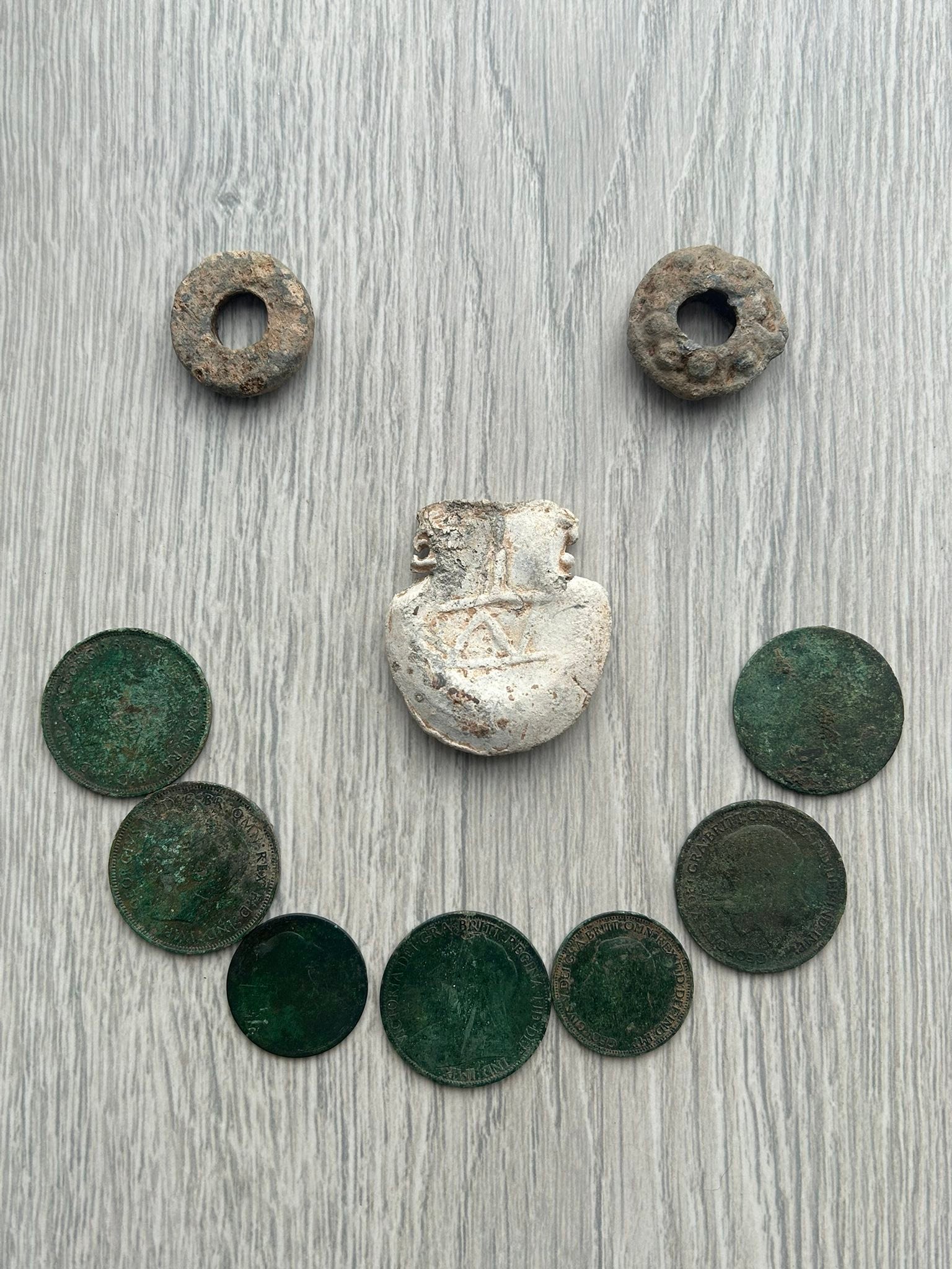 Va in campagna con il metal detector e trova una misteriosa moneta: in
