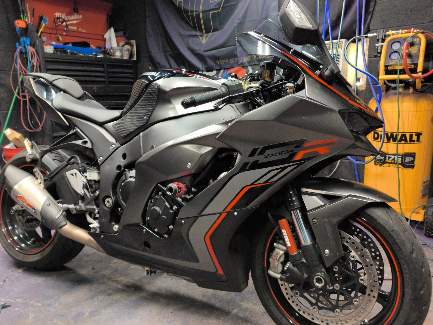 Gen 3 zx10 in for valve adjustment and street tune👍 Currently