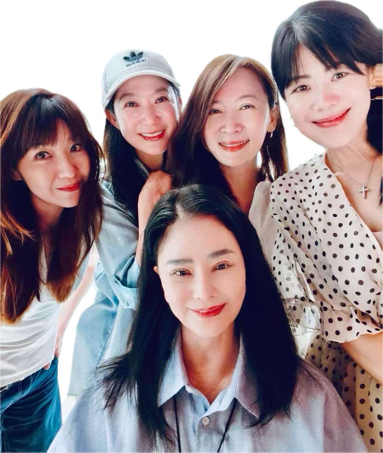 君兒 - 那晚的合影裡，右邊是我的大女兒——五十歲的安古。 她為了母親的到來，在上海約了三十年前的空中老友。 那張照片裡的笑容，明亮得像雲被 ...