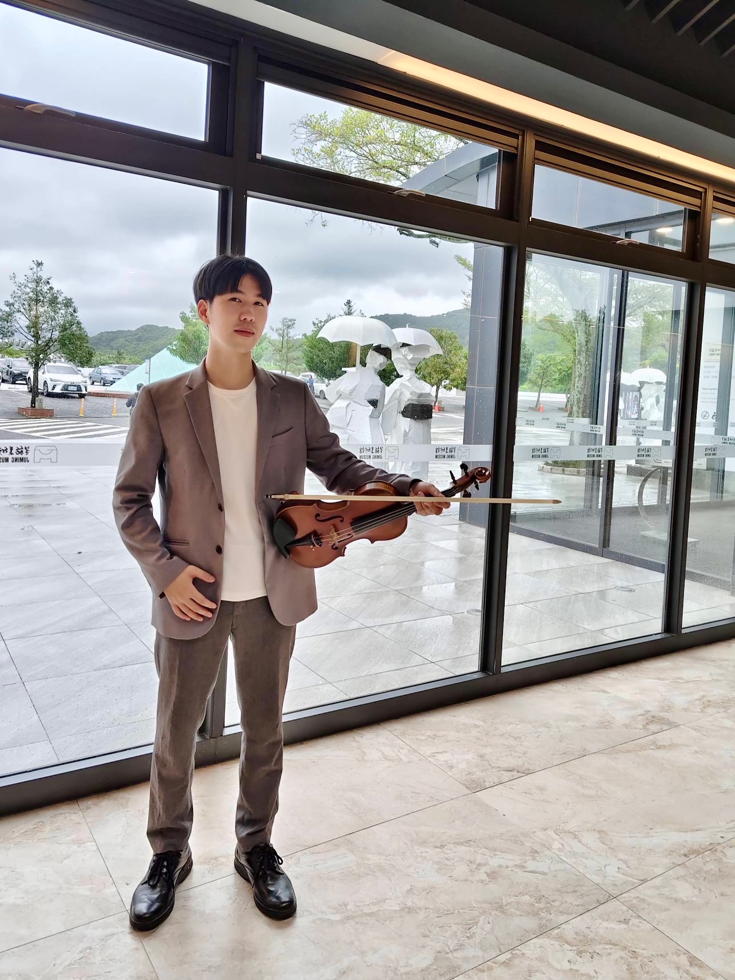 Jasper Lin - 榮幸這次來到朱銘美術館演奏，承載著十來年前與家人夜遊朱銘的兒時記趣，也得到了再現，兒時在這裡... | Facebook