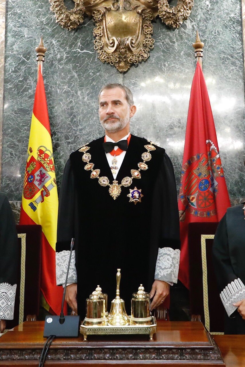 El Rey preside el acto... - Unión Monárquica de España | Facebook
