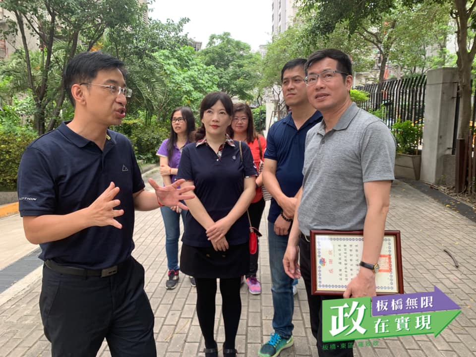 羅致政粉絲團 今天來到板橋中山國中 校長告訴我冷氣完裝得正是時候 因為暑期輔導班即將開課 學生不用滿頭大汗讀書了 學習效果也會提升 Facebook