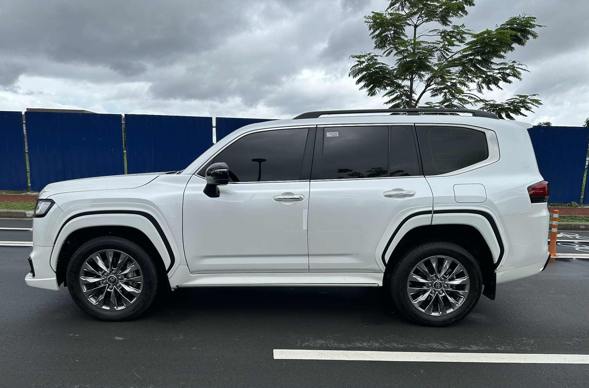 New unit‼️‼️‼️ Toyota Land Cruiser zx Top of the line 14,000