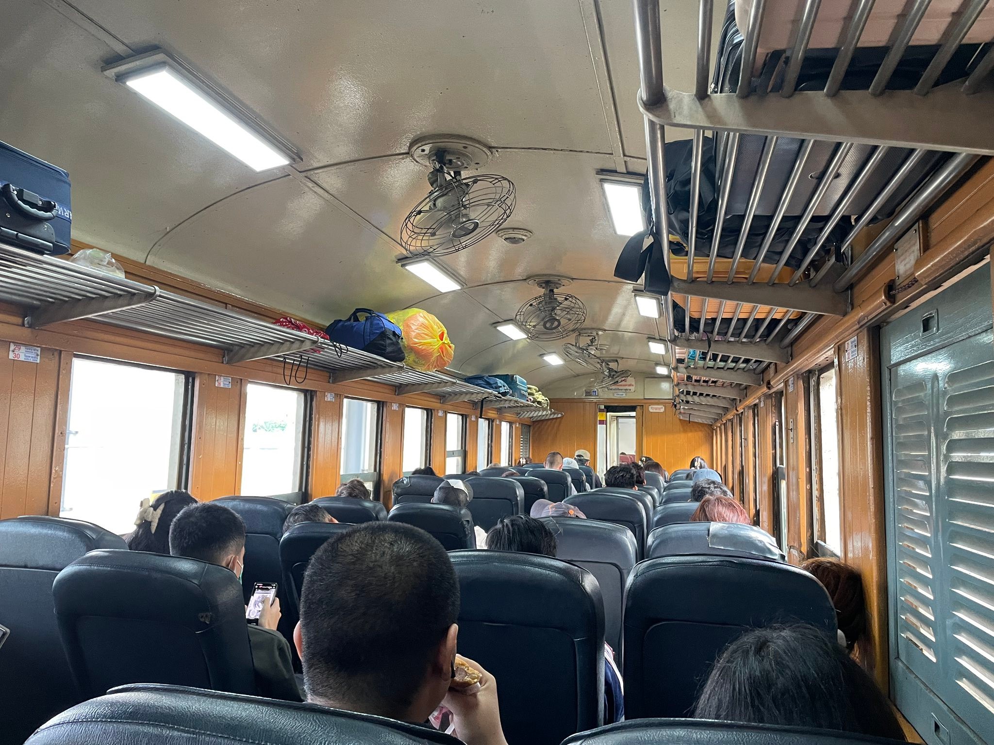 รถไฟไทย TrainThailand | วันนี้โดยสารรถไฟรถเร็วขบวน135 กท-อุบล ชั้น2นั่ง
