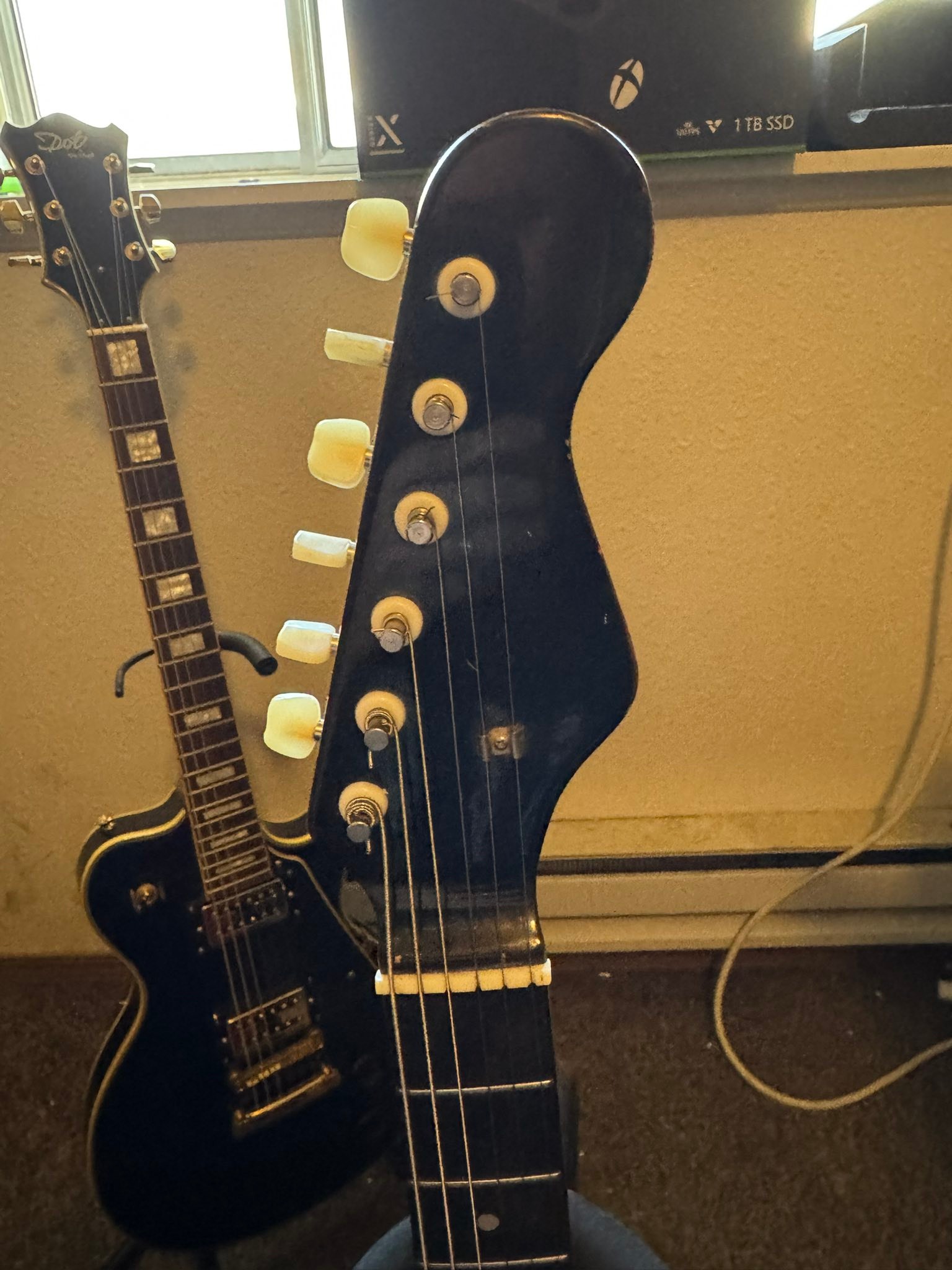 What is this vintage Japanese guitar with no name or serial number?