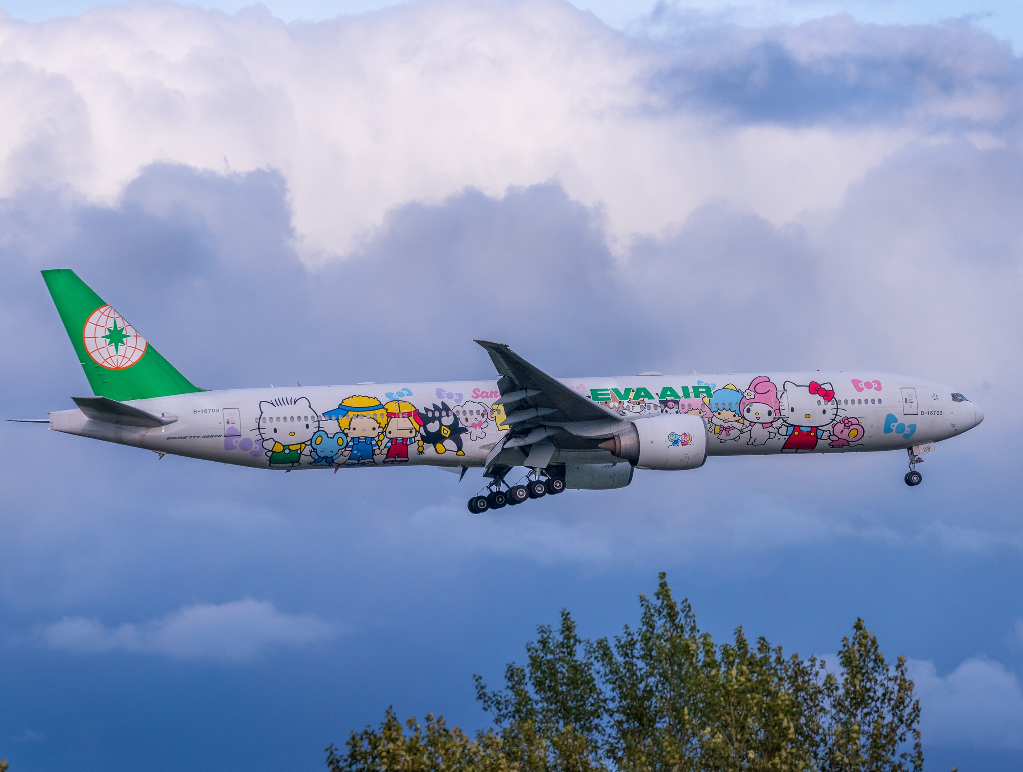 Eva Air's Hello Kitty 777-300er arrives in Seattle