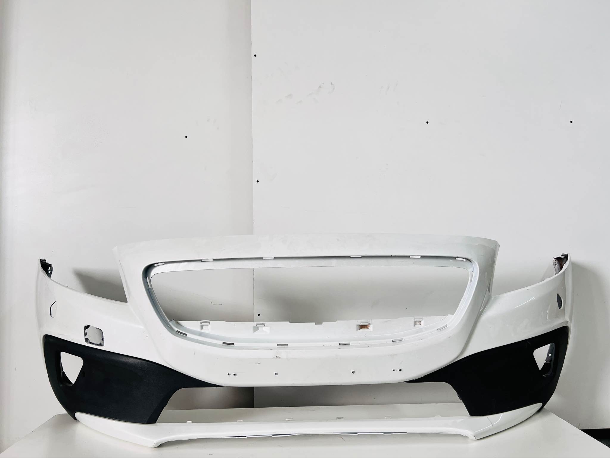 Volvo V40 Cross Country Front Bumper (2014–2017) – Genuine OEM