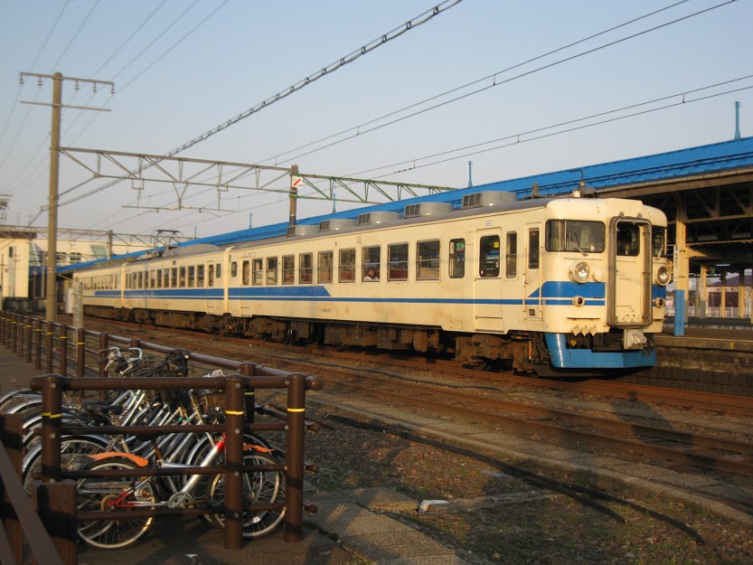 鉄道ファン 北陸本線交直流急行455系も 晩年は基本3両でのローカル運用でした でも実は七尾線に生き残って 413系と編成を組んでいる車両 クハ455 701 702 もあるのです 写真はクハ455 57他3連 2011年4月の直江津駅 Facebook