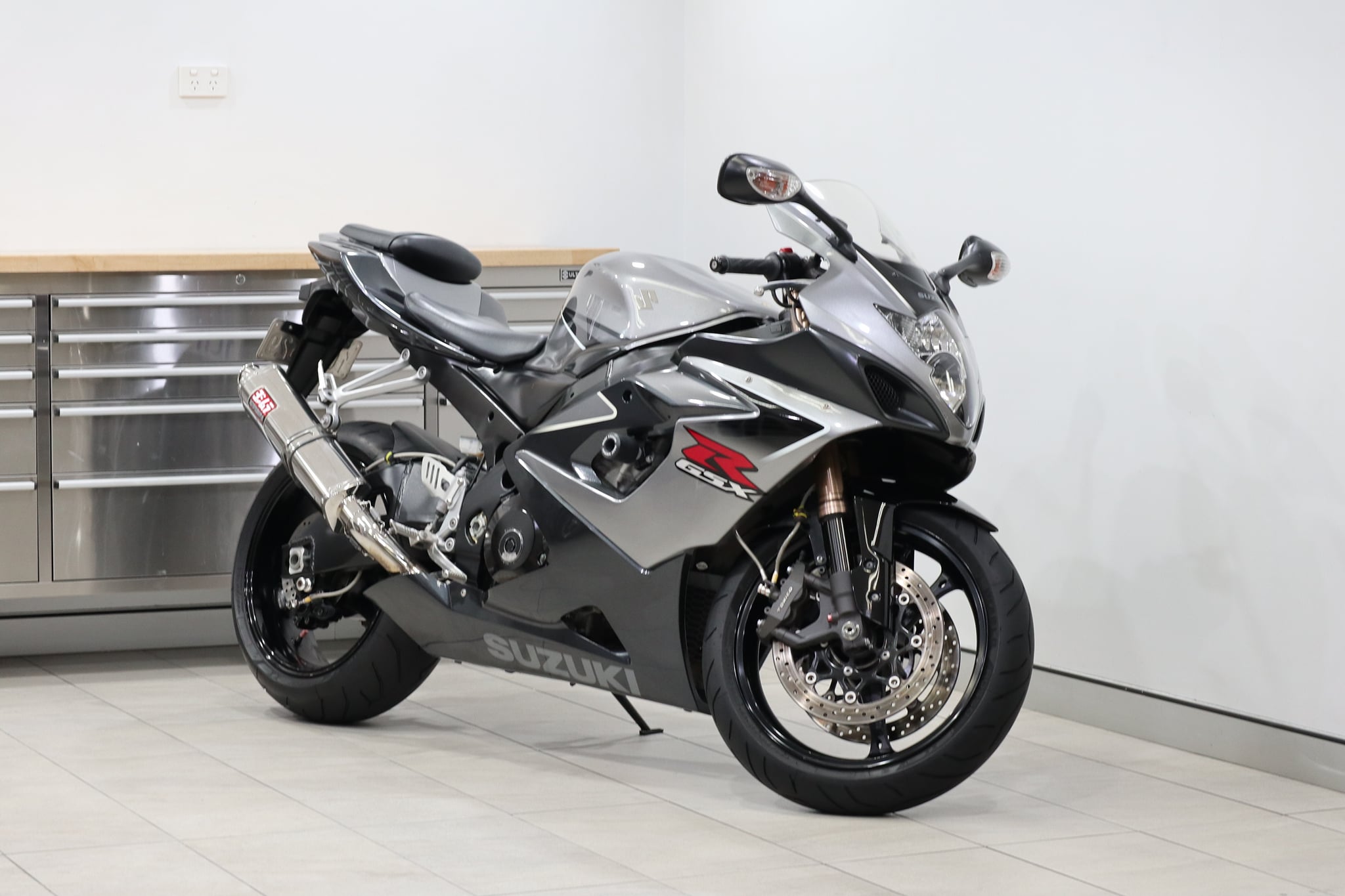 その他 NWow Suzuki GSX-R1000 - 2005 The GSX-R set new superbike standards way